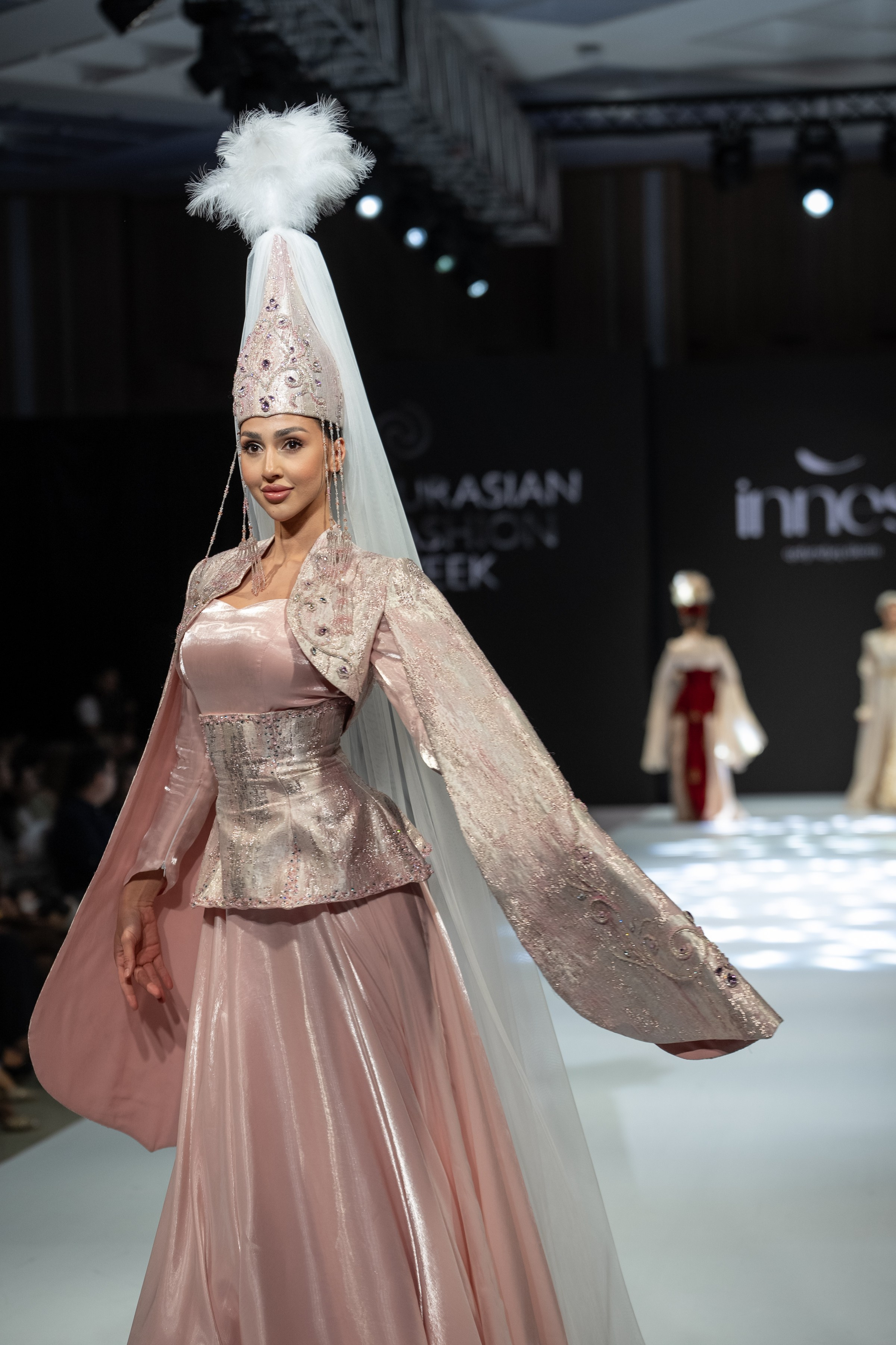 EURASIAN FASHION WEEK Innes. Сайт Алматинского НЮ АРТ, будуар и фэшн фотографа Дениса Карпенко