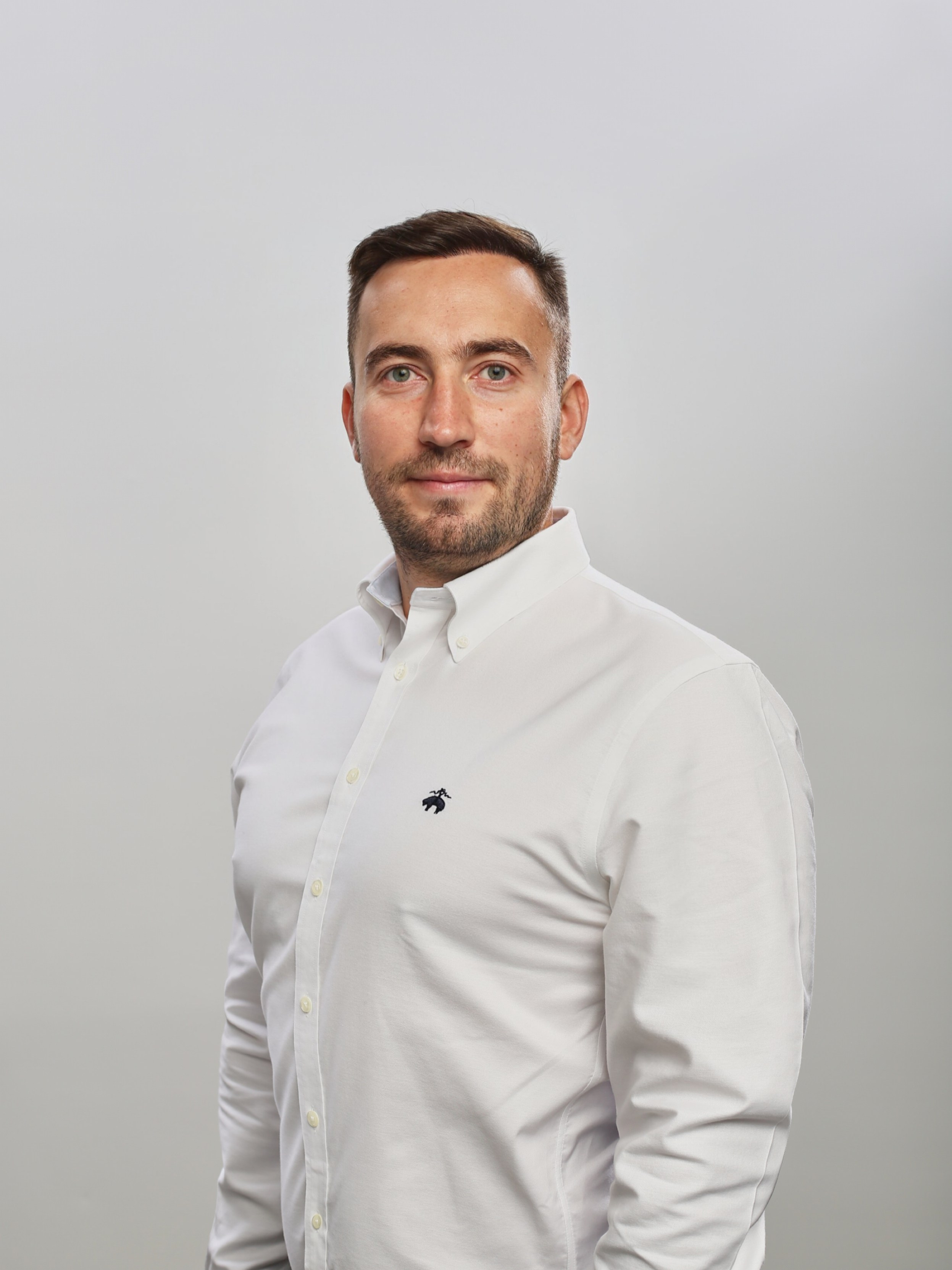 "Профессиональный портрет мужчины в студии""Женский портрет с естественным освещением""Крупный план портрета улыбающейся женщины""Портретная съемка в студии для делового портфолио"Для съемки сотрудников компании:"Группа сотрудников компании на корпоративной фотосессии""Портреты сотрудников офиса для корпоративного сайта""Фотосъемка команды компании в рабочей обстановке""Деловой портрет сотрудника для бизнес-профиля"