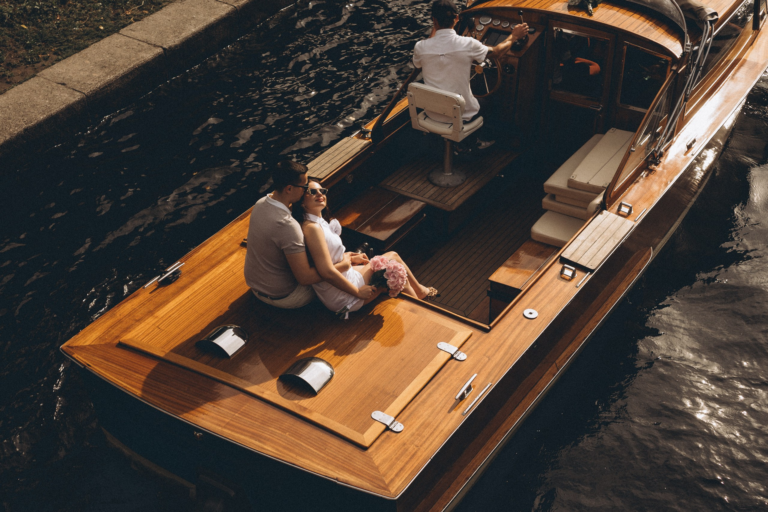 СВАДЕНБНАЯ СЬЕМКА НА КАТЕРЕ ПО КАНАЛАМ САНКТ-ПЕТЕРБУРГА И В АКВАТОРИИ НЕВЫ. Профессиональный фотограф, Санкт-Петербург — Виктория Богомолова