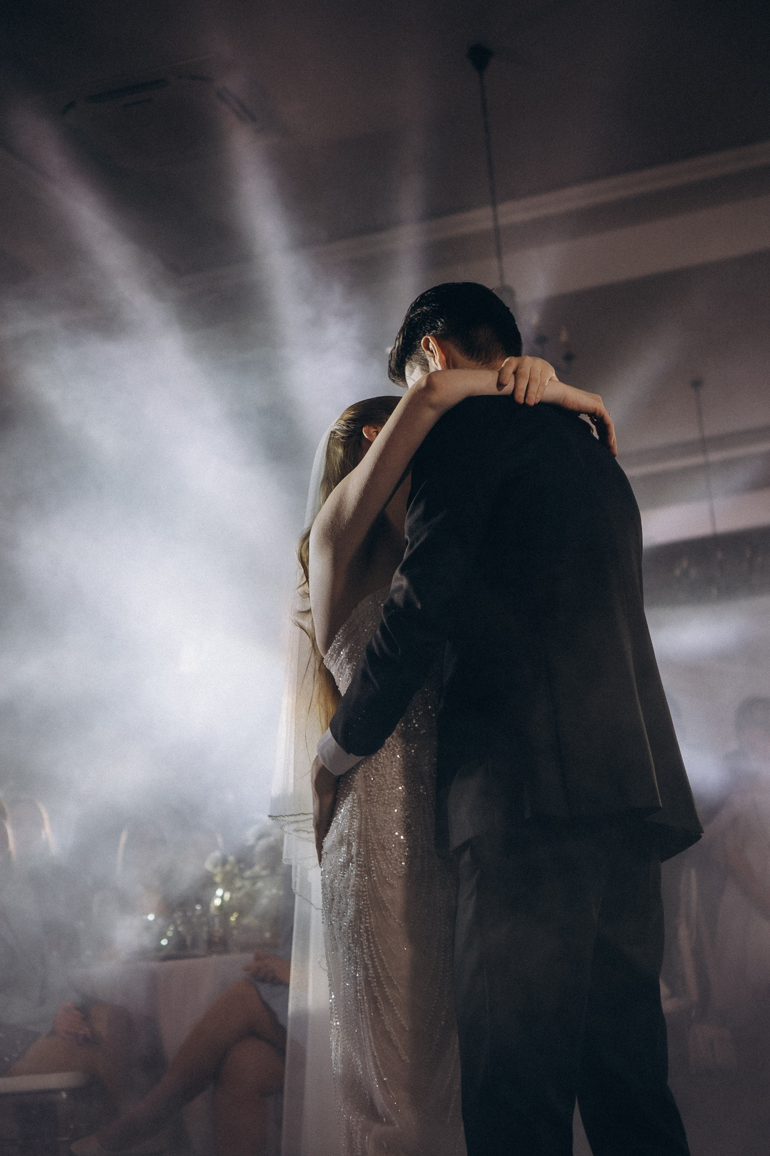 ПЕРВЫЙ ТАНЕЦ МОЛОДЫХ НА БАНКЕТЕ. ТРОГАТЕЛЬНЫЙ МОМЕНТ (СНЯТО В СИБИРЕ В НИЖНЕВАРТОВСКЕ). Профессиональный фотограф, Санкт-Петербург — Виктория Богомолова