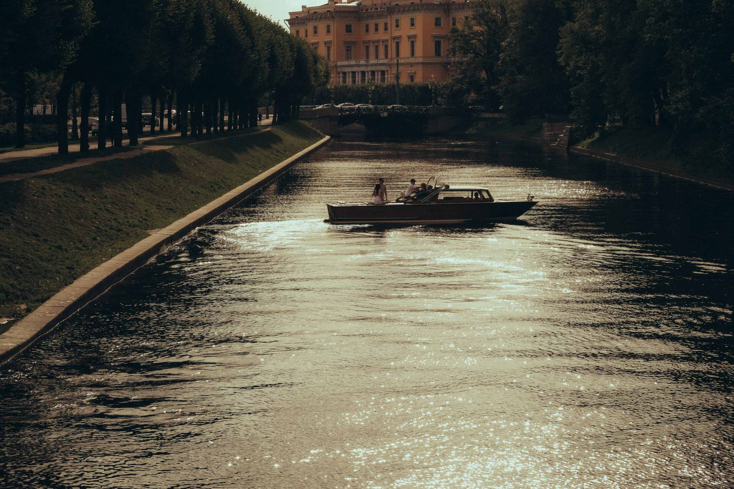 СВАДЕНБНАЯ СЬЕМКА НА КАТЕРЕ ПО КАНАЛАМ САНКТ-ПЕТЕРБУРГА И В АКВАТОРИИ НЕВЫ. Профессиональный фотограф, Санкт-Петербург — Виктория Богомолова