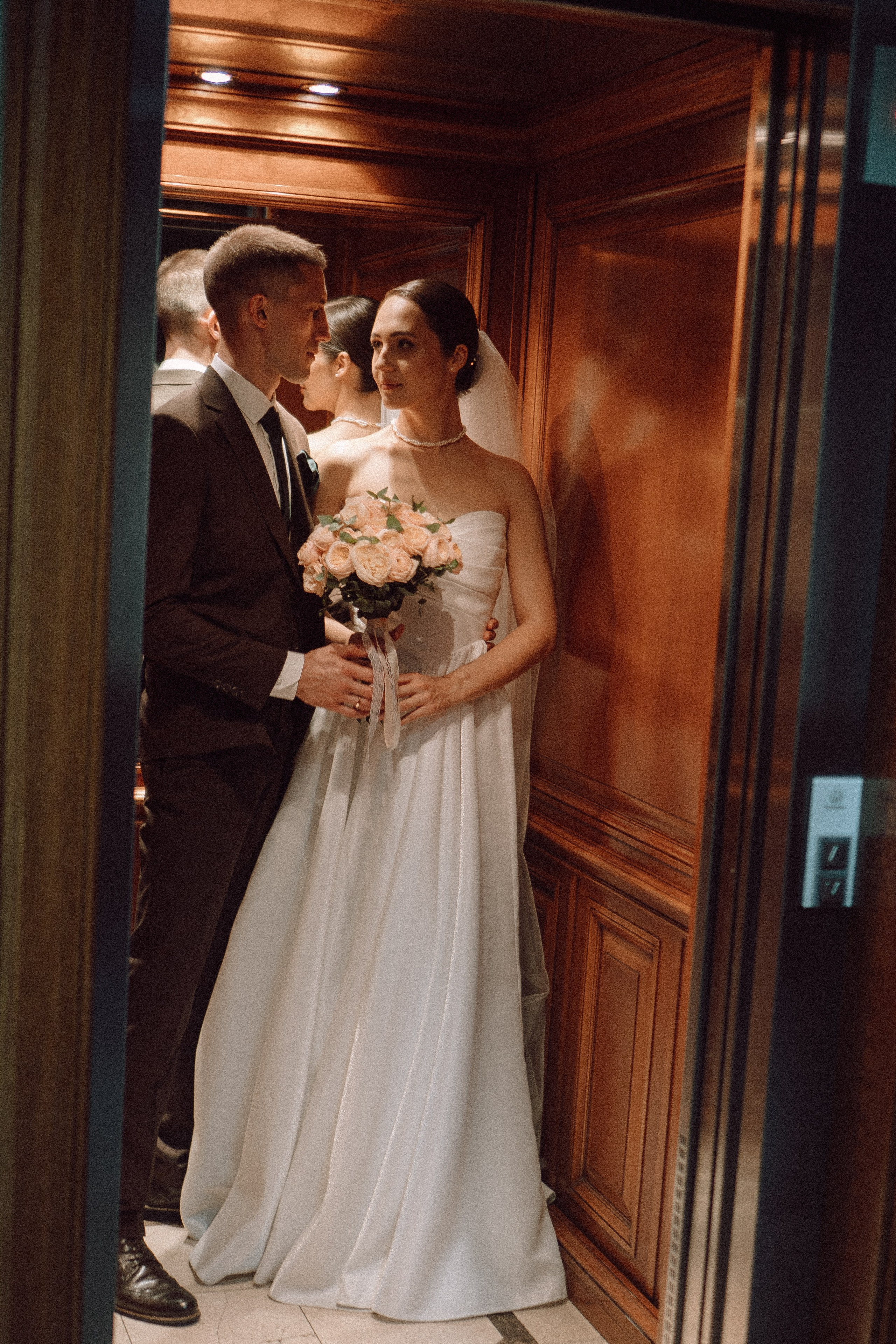 СВАДЕБНАЯ ПРОГУЛКА В САНТК-ПЕТЕРБУРГЕ (ИСАКИЕВСКИЙ СОБОР, ЗИМНЯЯ КАНАВКА, ЭРМИТАЖ И БОЛЬШАЯ МОРСКАЯ УЛИЦА). Профессиональный фотограф, Санкт-Петербург — Виктория Богомолова