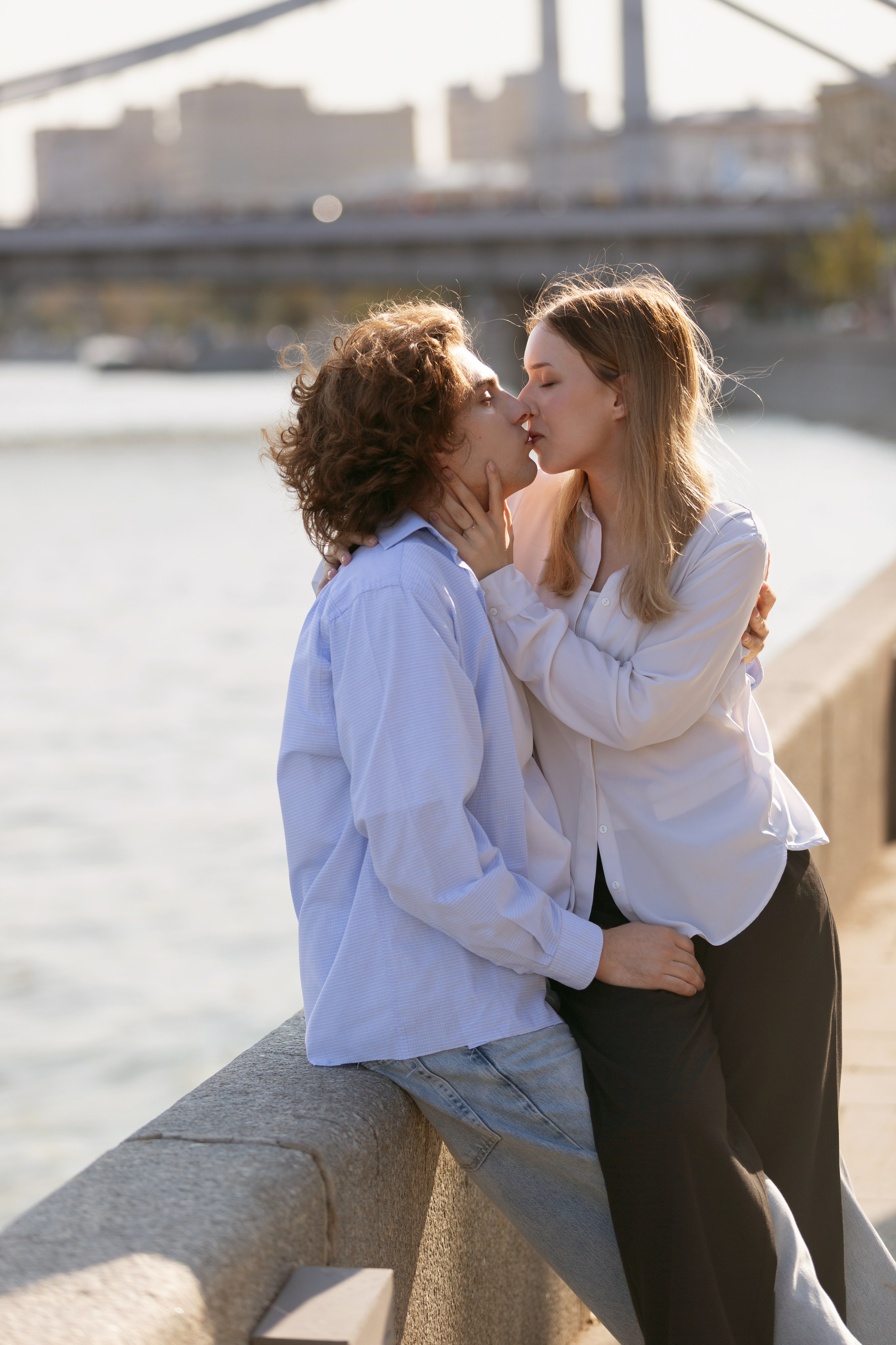 Тёплые объятия и закрытые глаза — трогательный момент съёмки Love Story в Москве