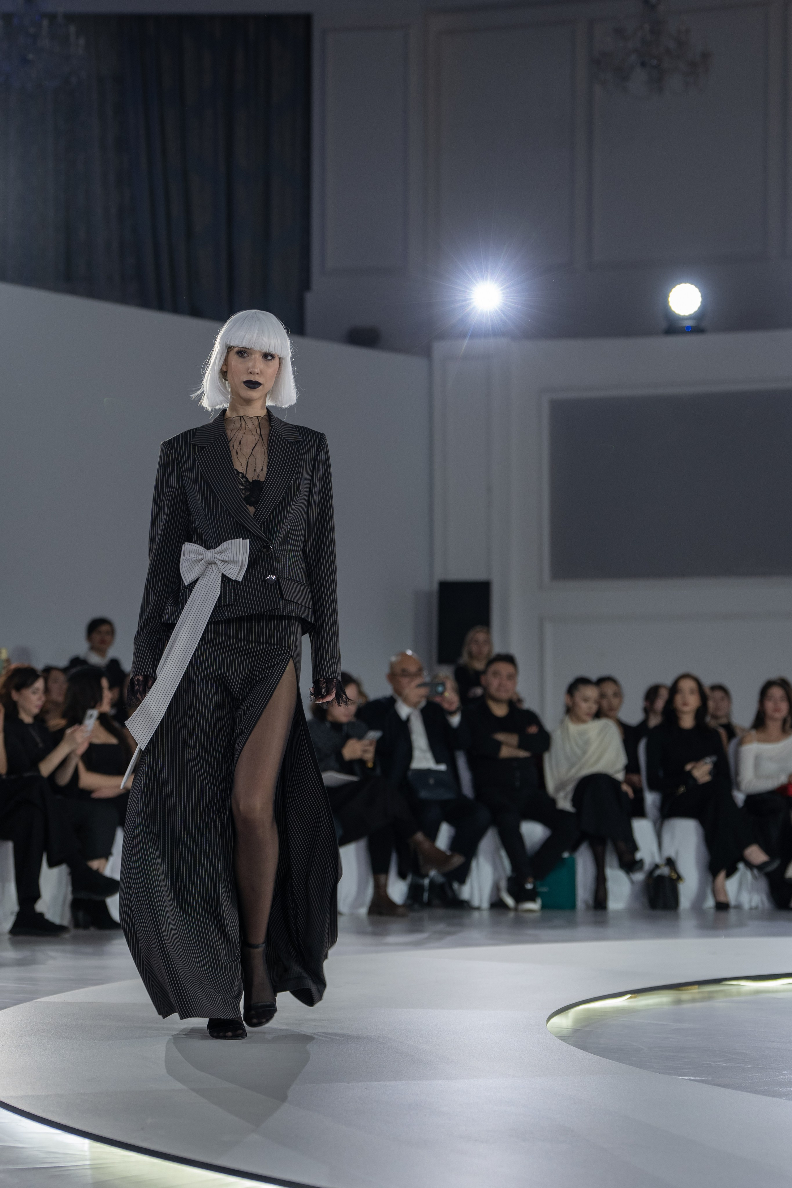 Дизайнер Umed Kuchkaliev. Сайт Алматинского НЮ АРТ, будуар и фэшн фотографа Дениса Карпенко