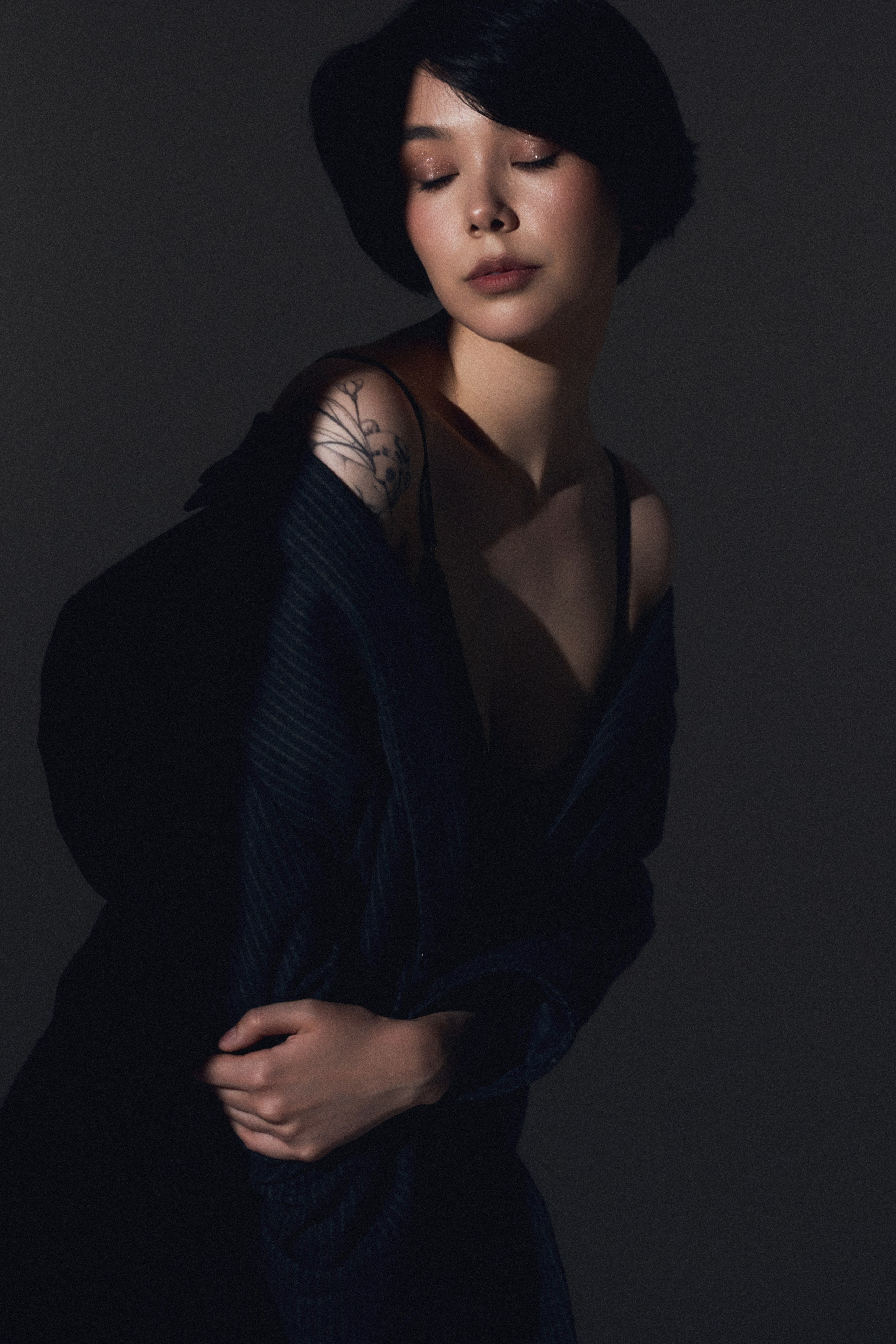 Женский портрет в студии — естественный и искусственный свет. Фотограф в Хабаровске Дмитрий Лемешков