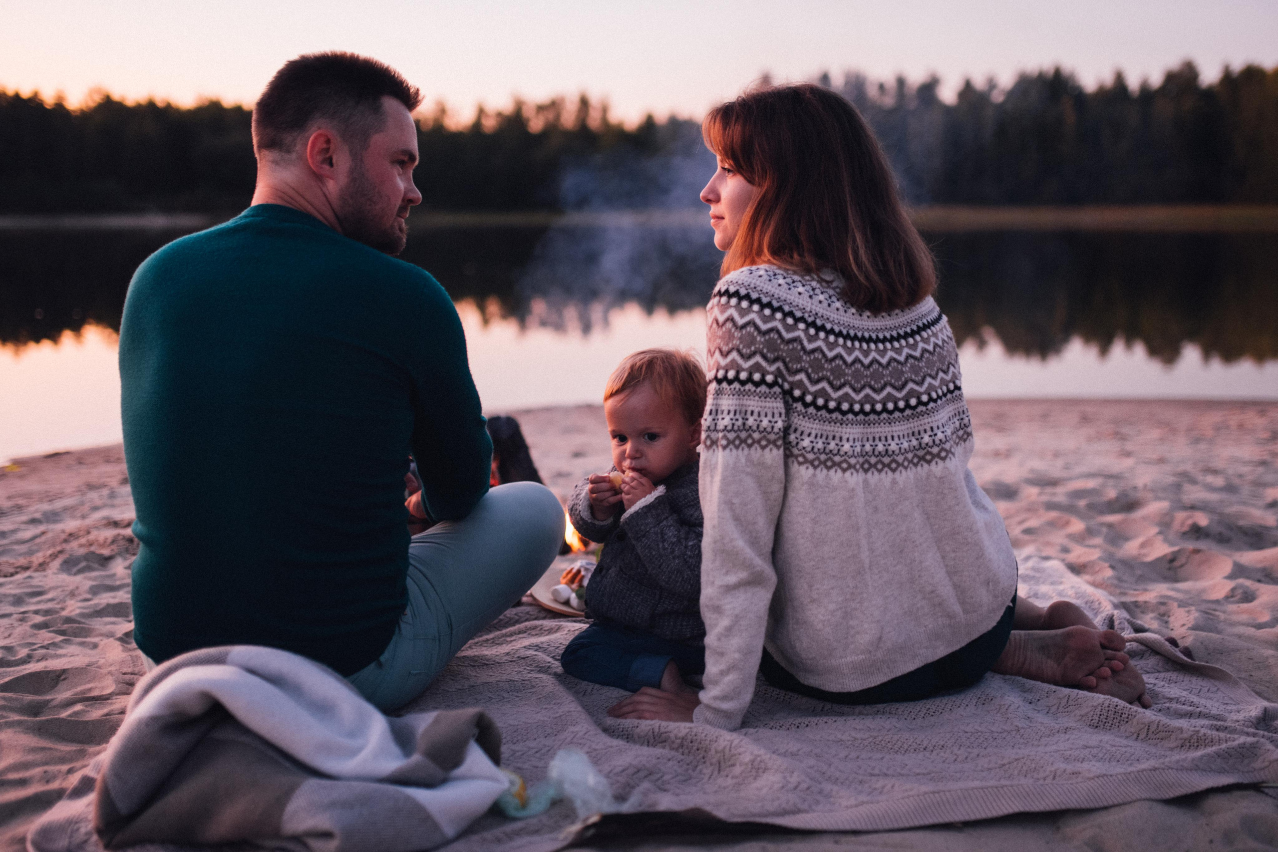 Теплая, уютная, семейная фотосессия на природе, на озере у костра. Семейный и свадебный фотограф в Сарове Дмитрий Власов