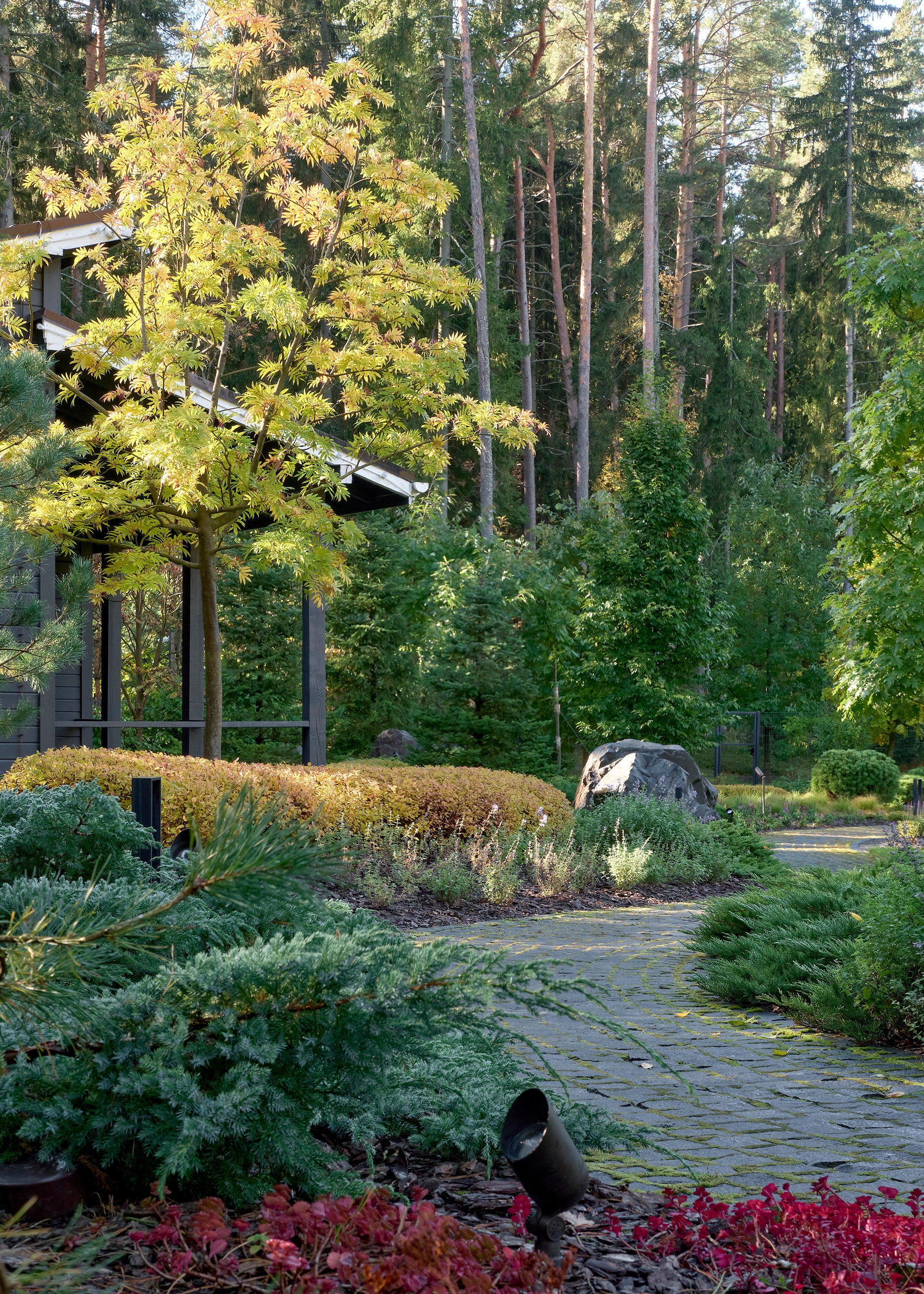 Усадьба Хрустальное: фотосъемка частного сада Валерия Федотова в Репино для L.BURO. Фотограф Наталья Соловьева | interioto