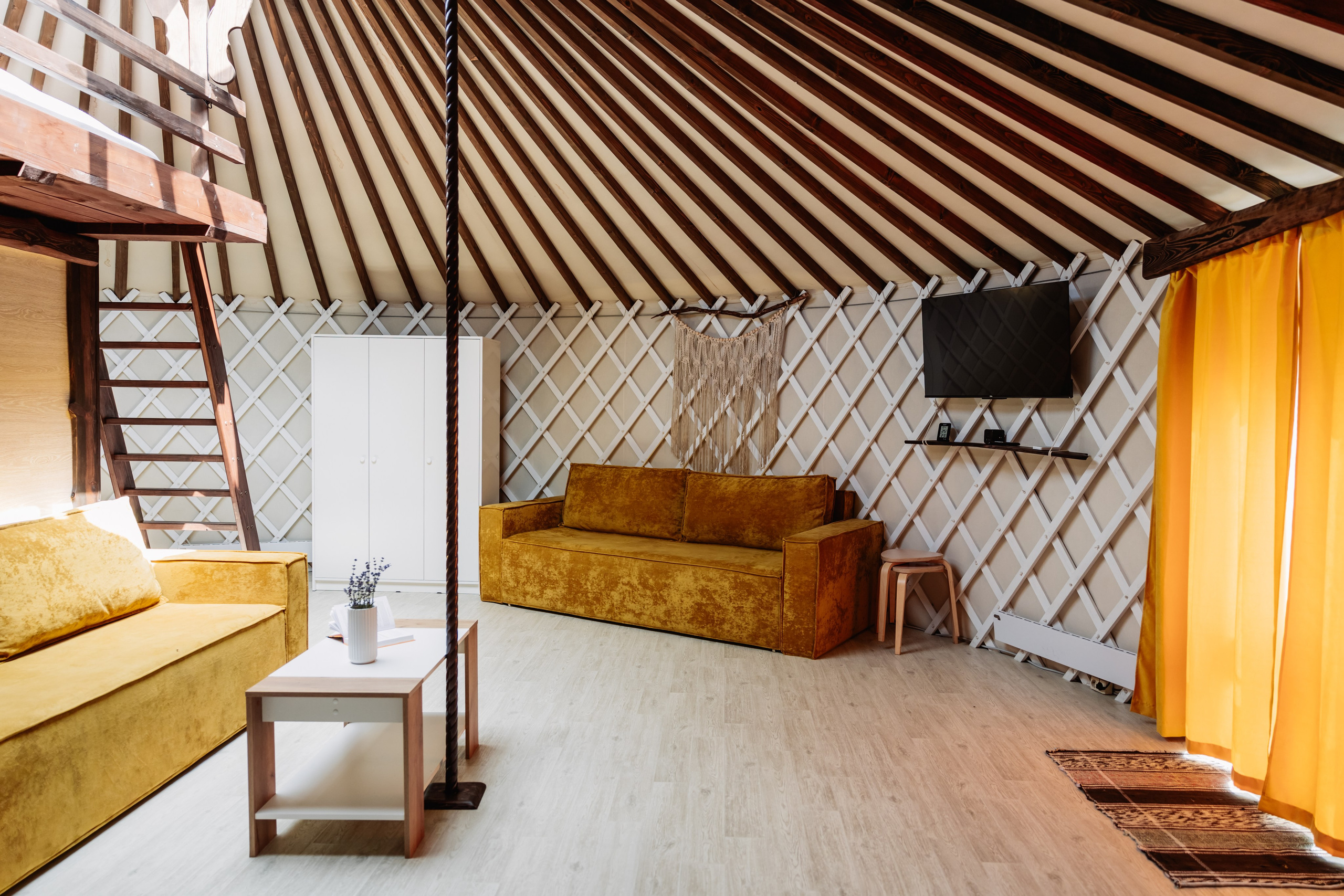 БЕРЕЗКА ВИЛАДЖ | Глэмпинг в Коломне | Юрта «Янтарная». ФОТОГРАФ ИРИНА ШАМАТАВА