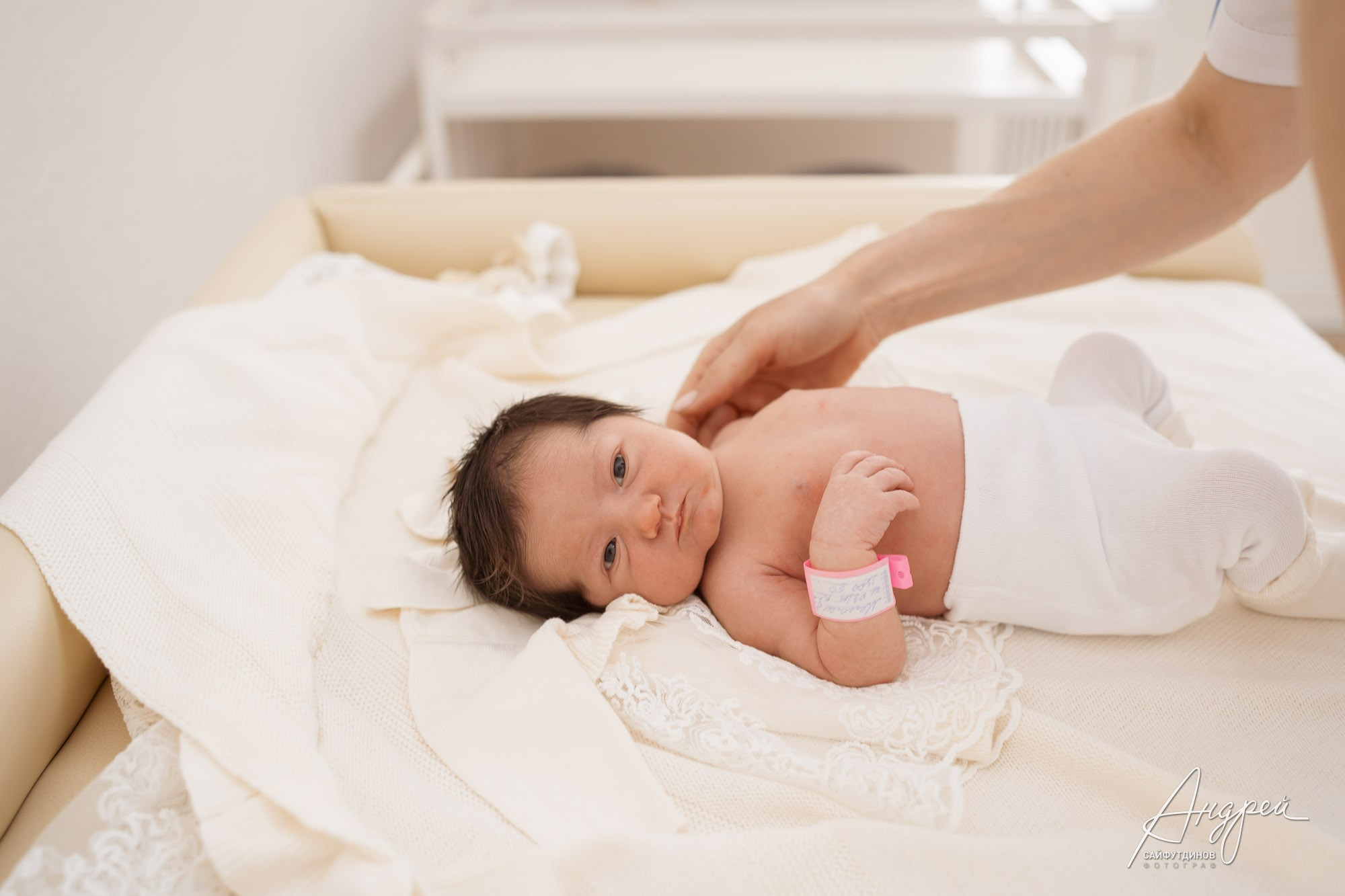 Новорожденная девочка на пеленальном столе в выписной комнате роддома Ростова-на-Дону, фотограф на выписку.