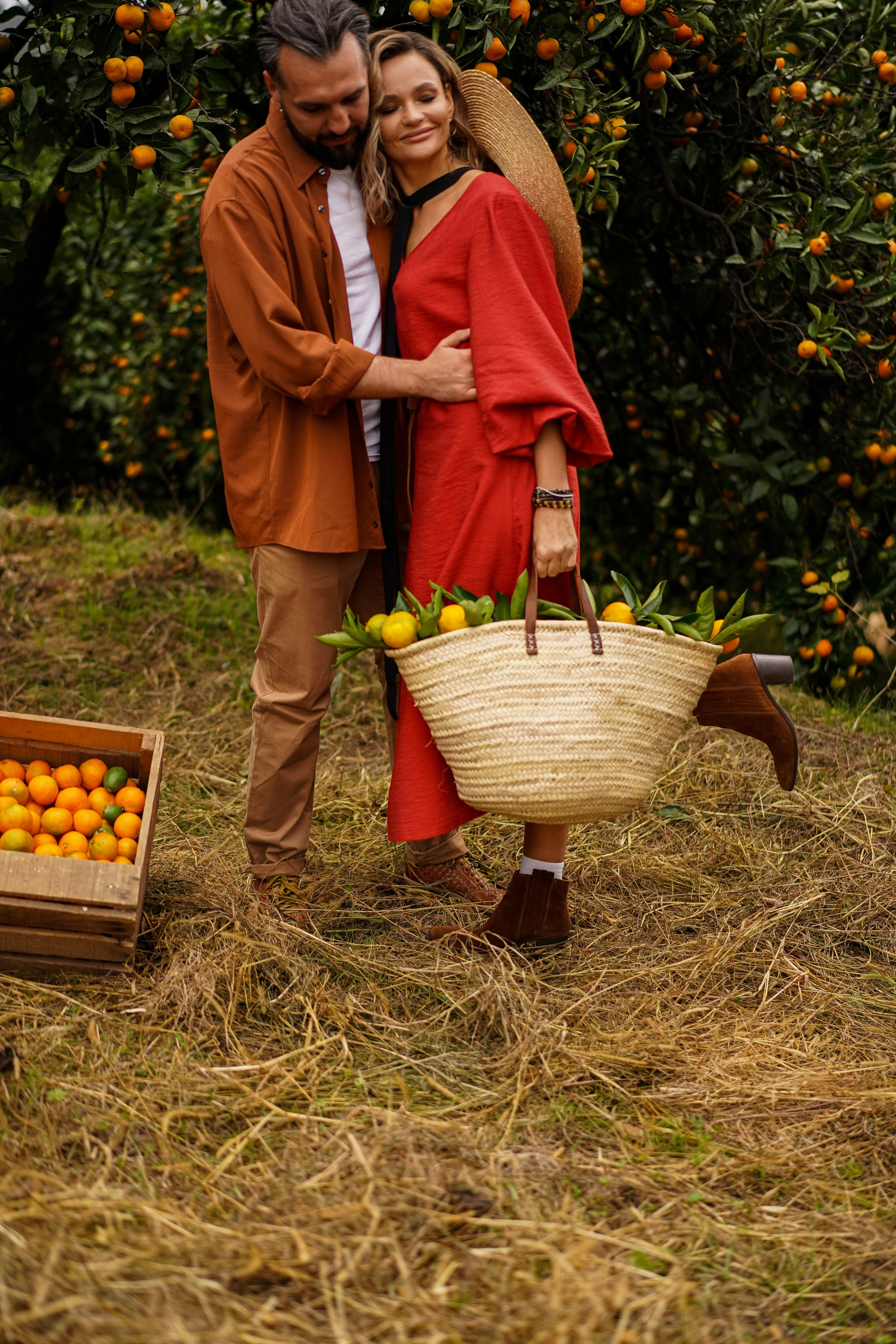 Lovestory на плантации с мандаринами в Абхазии. Фотограф Москва и Видеограф Москва