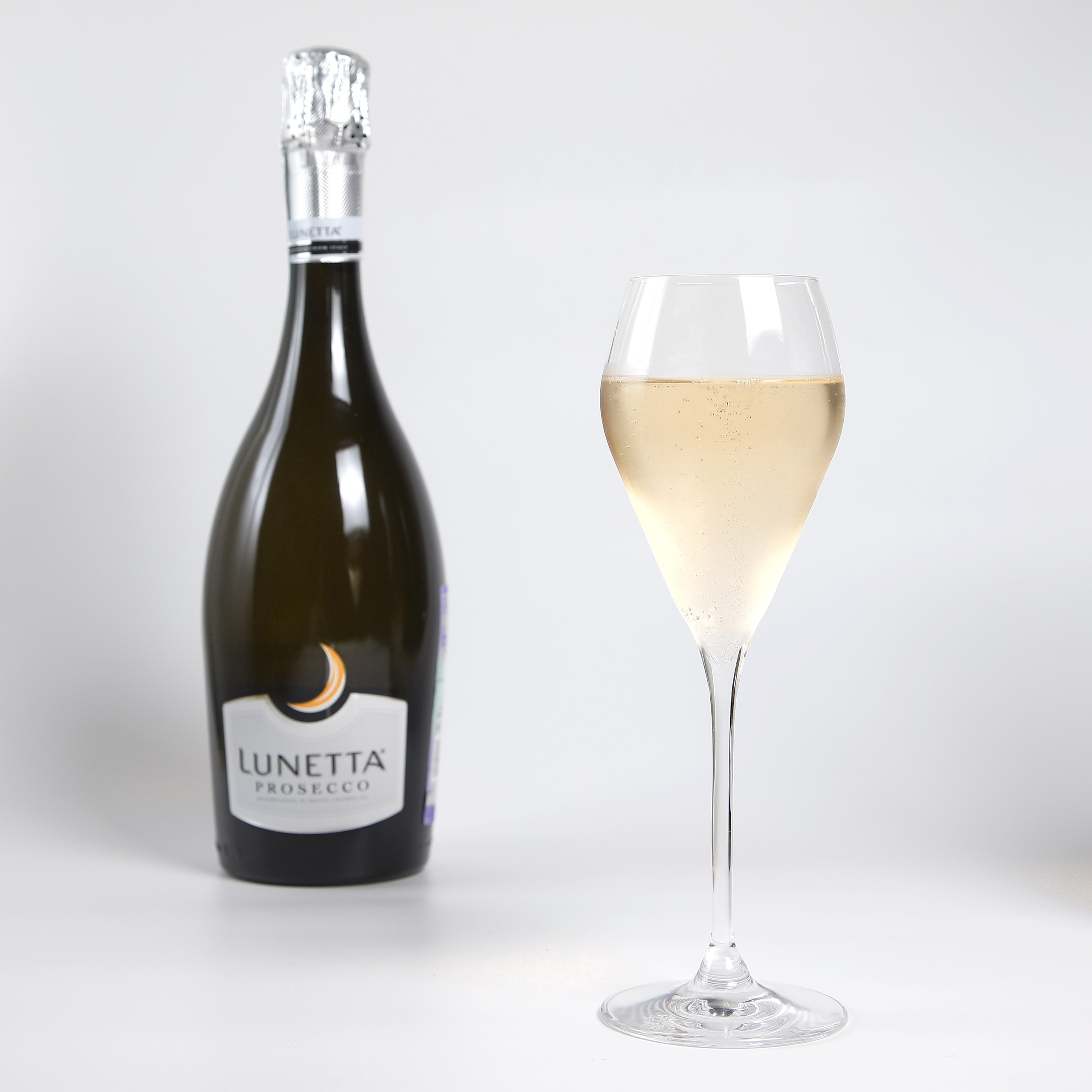 Фуд-фотография игристого вина Lunetta и бокала.