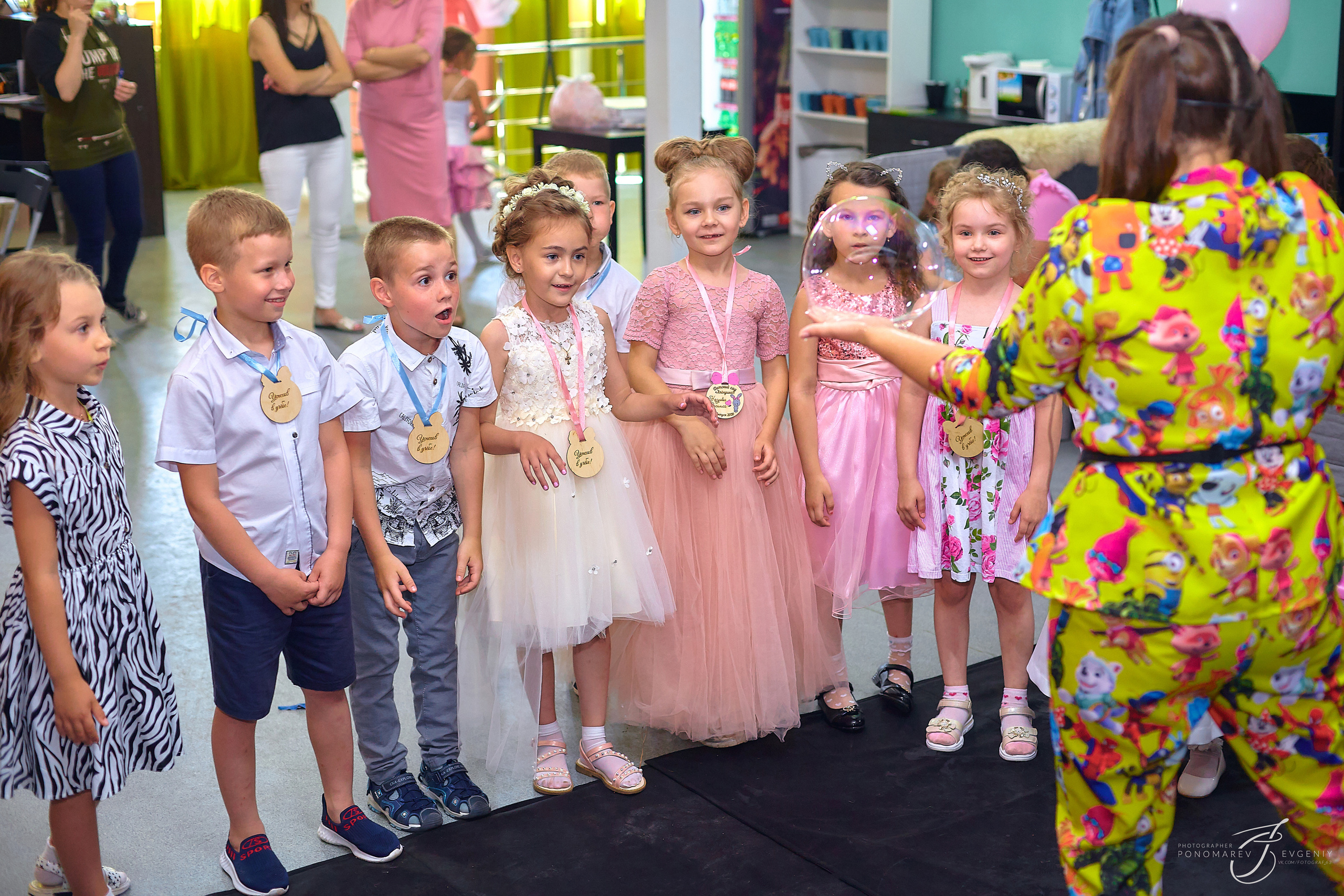 Алёнушка с аниматором. Свадебный фотограф в Тольятти Жигулевске и Самаре Пономарев Евгений