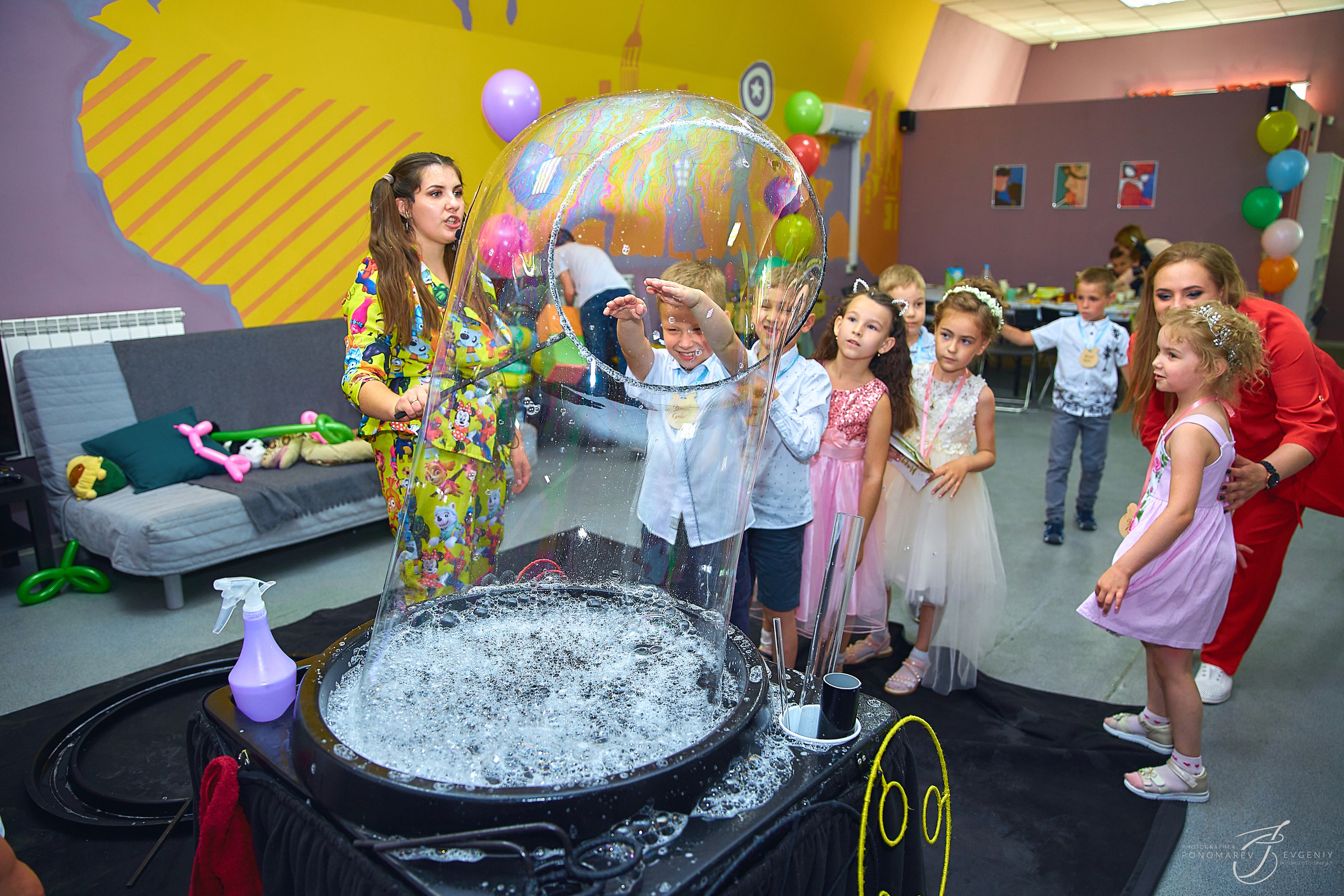 Алёнушка с аниматором. Свадебный фотограф в Тольятти Жигулевске и Самаре Пономарев Евгений