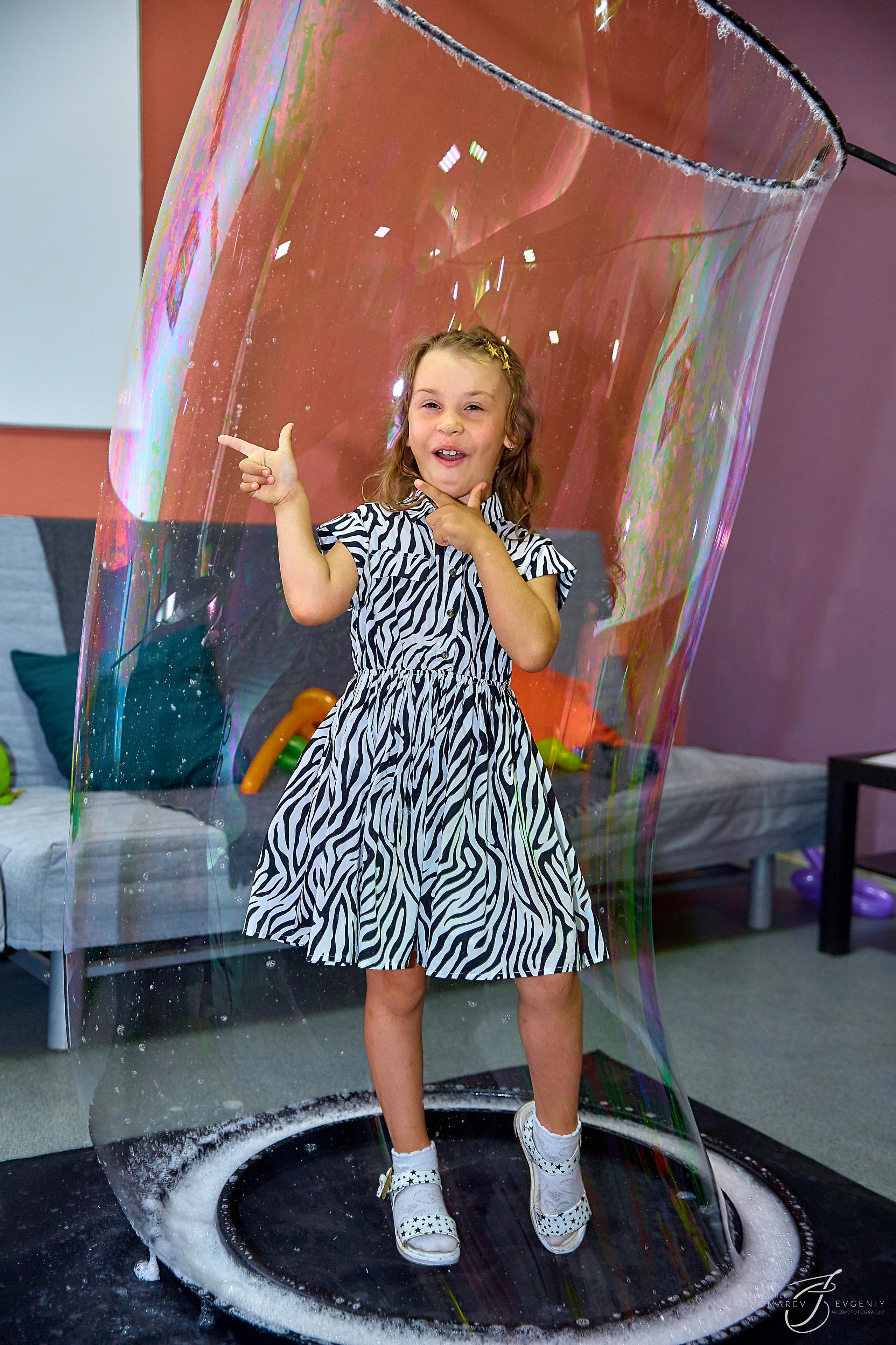 Алёнушка с аниматором. Свадебный фотограф в Тольятти Жигулевске и Самаре Пономарев Евгений