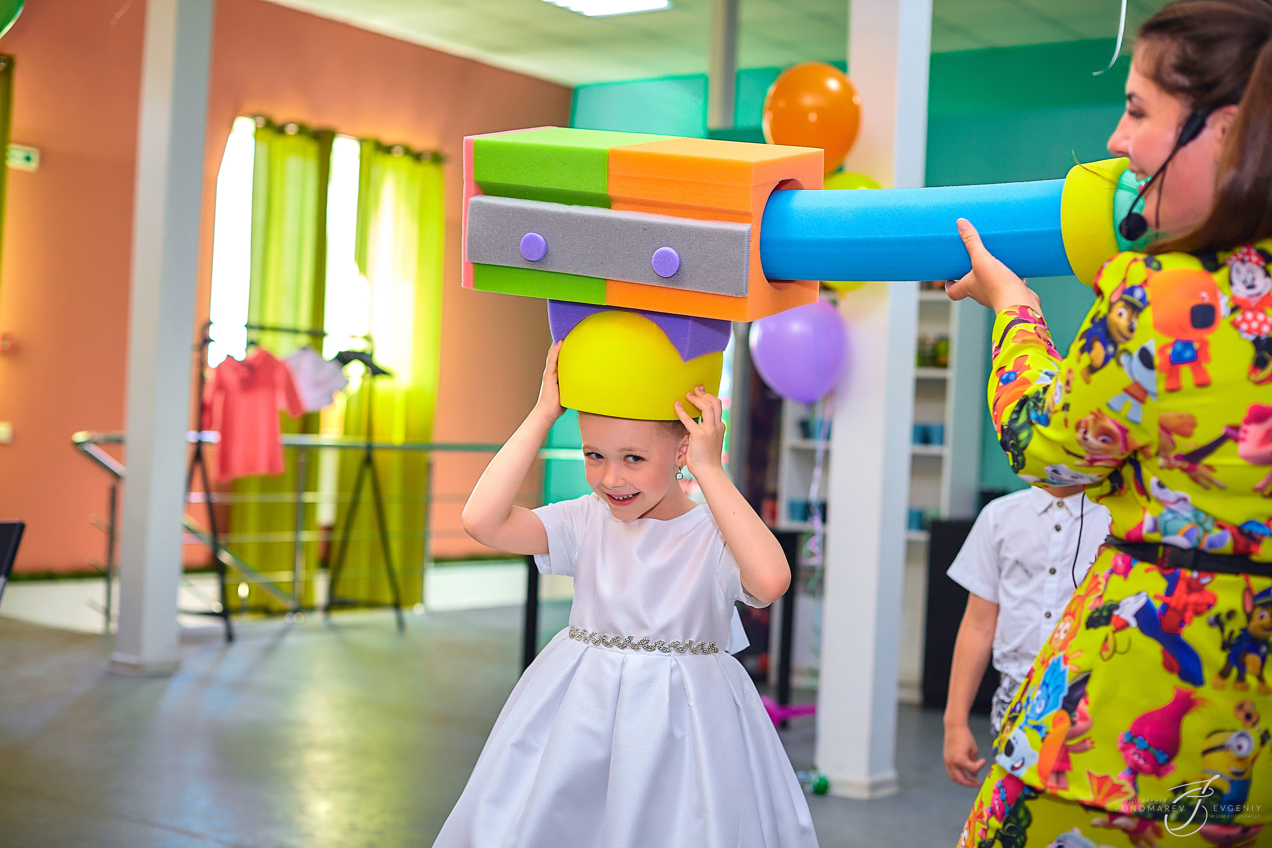 Алёнушка с аниматором. Свадебный фотограф в Тольятти Жигулевске и Самаре Пономарев Евгений