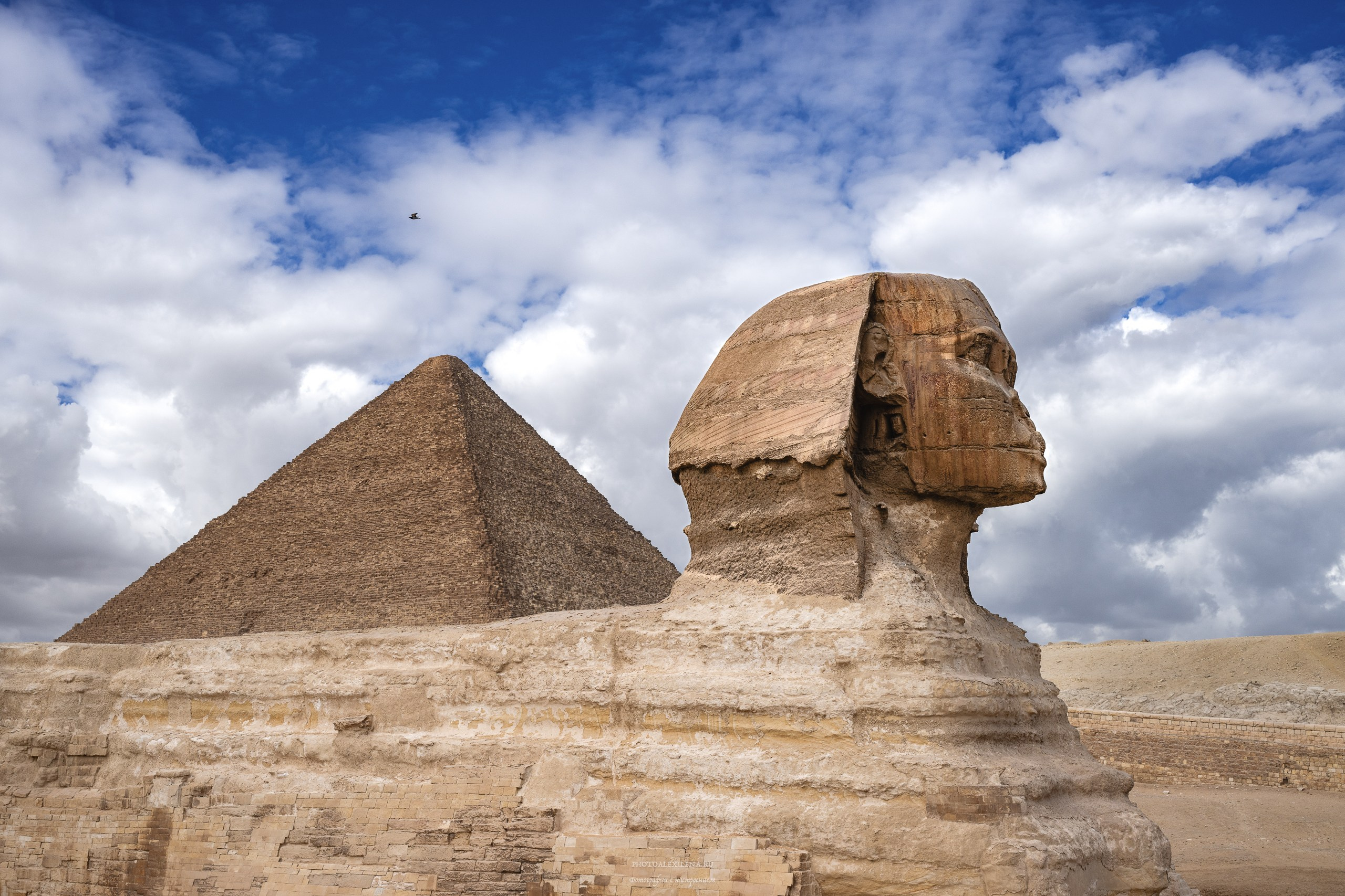 Большой сфинкс и пирамида Хеопса