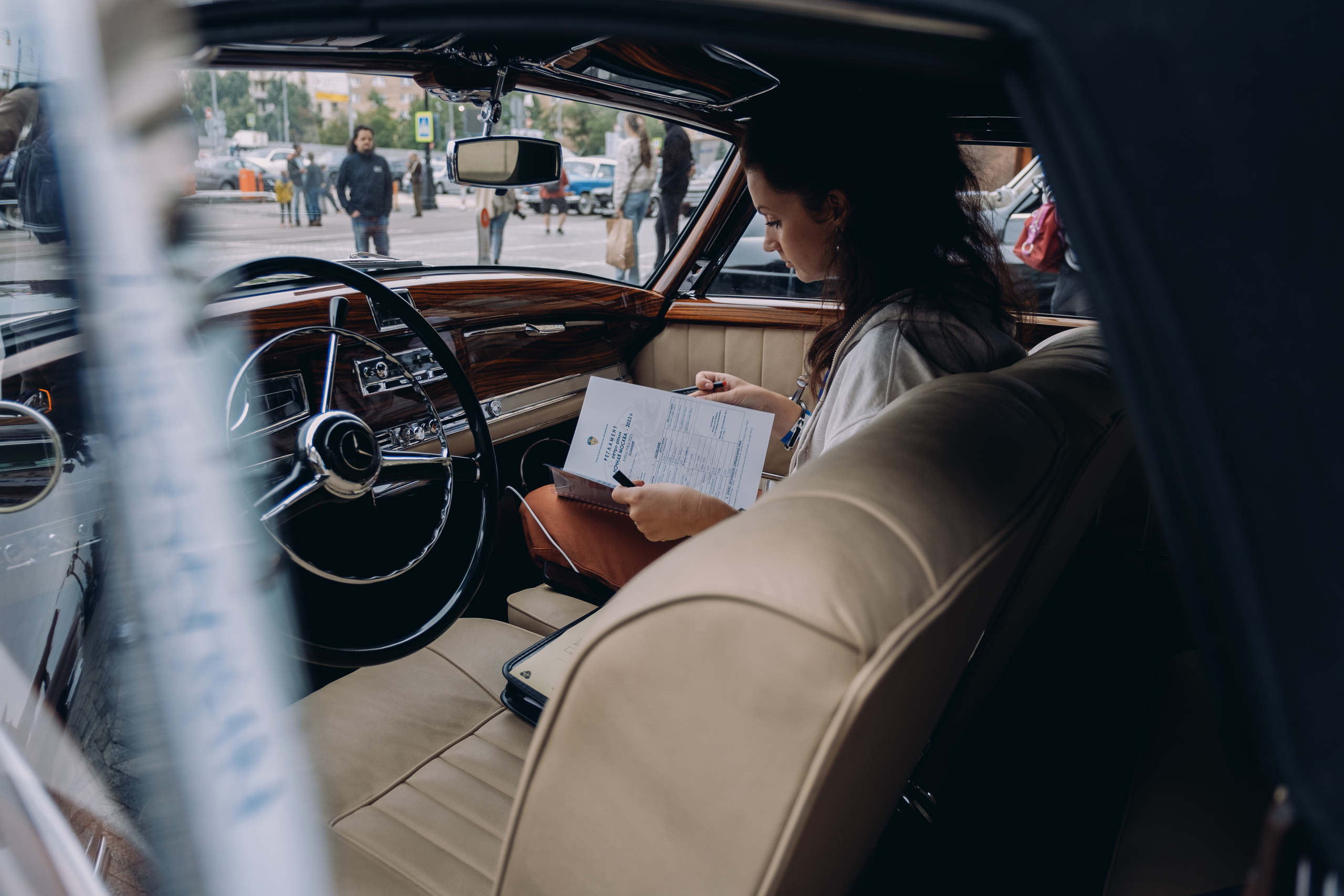 Ретро-ралли «Ночная Москва — 2023». Репортажный и портретный фотограф в Москве Илья Спиридонов