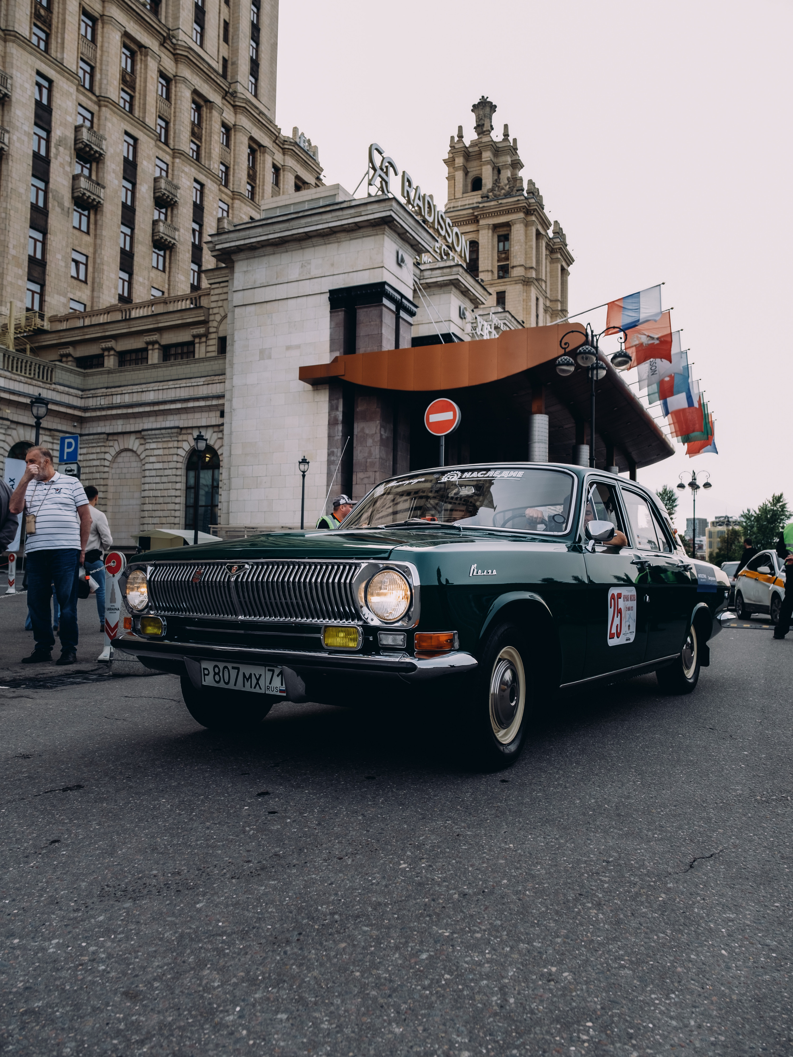 Ретро-ралли «Ночная Москва — 2023». Репортажный и портретный фотограф в Москве Илья Спиридонов