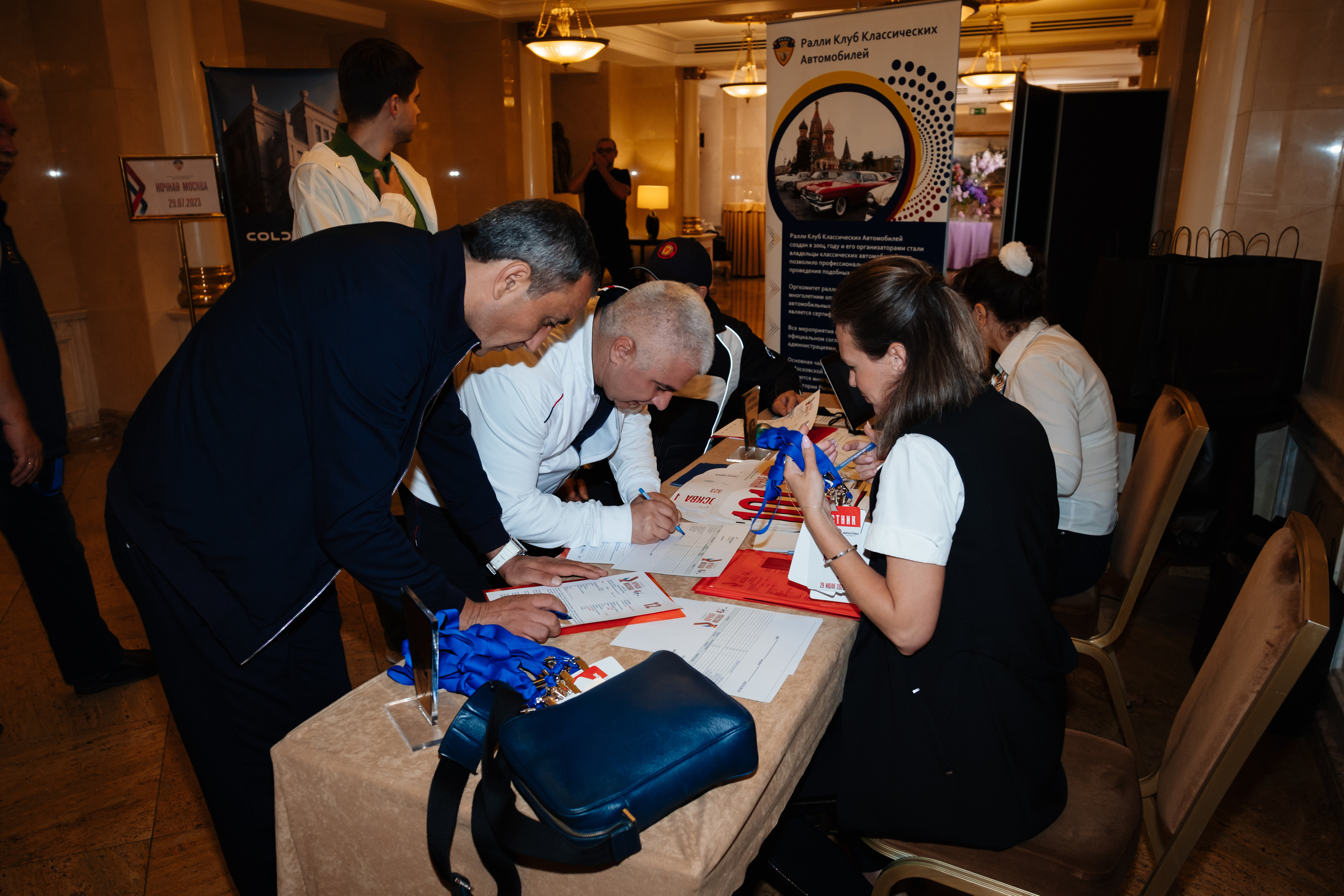 Ретро-ралли «Ночная Москва — 2023». Репортажный и портретный фотограф в Москве Илья Спиридонов