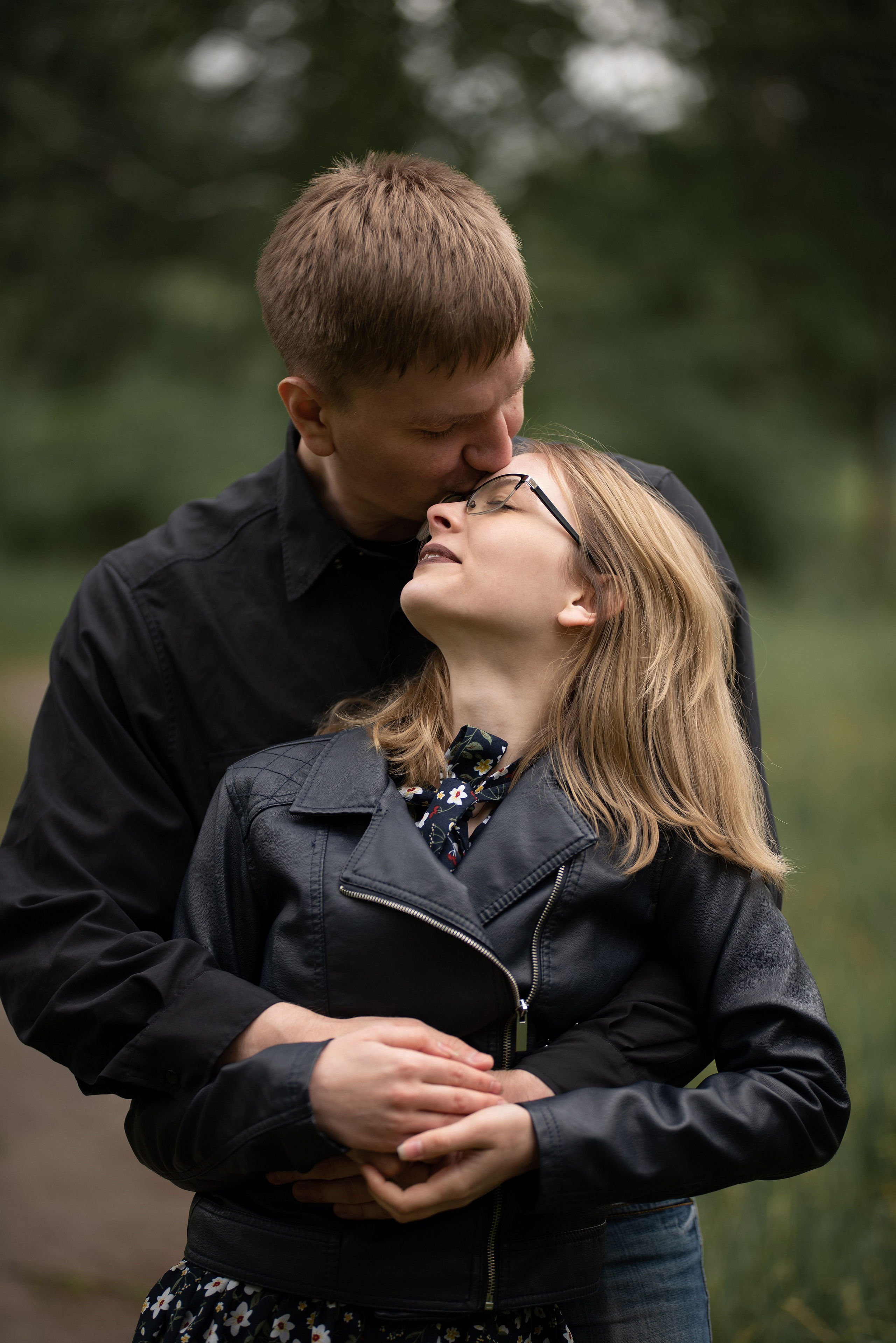 Нежная и чувственная фотография влюбленной пары в парке.