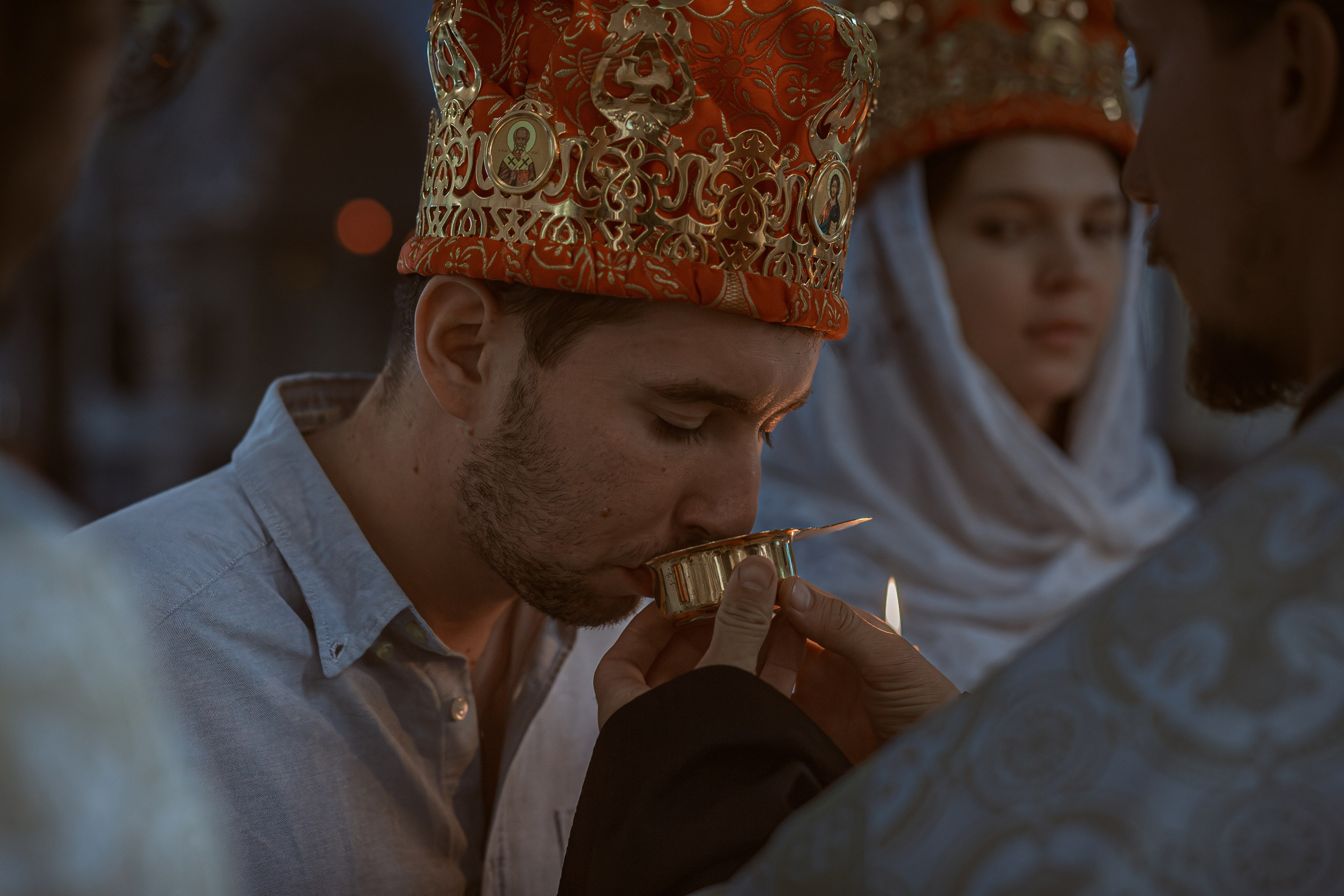 жених пьет вино на венчании в Ташкенте