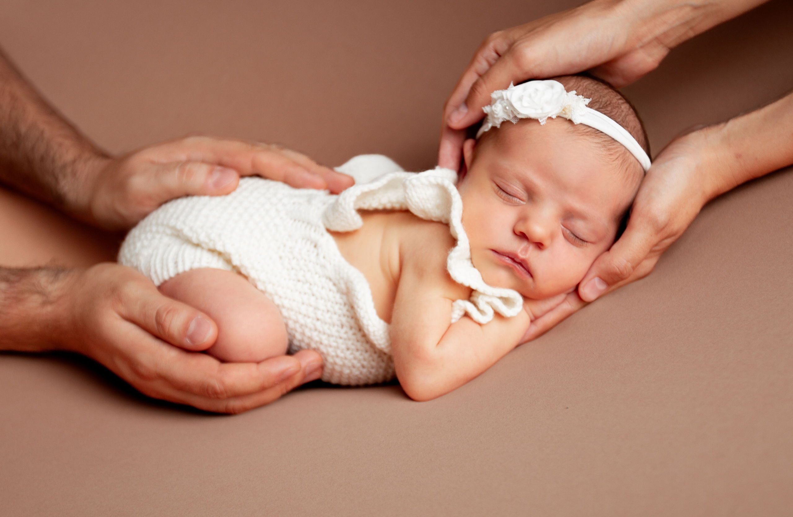 Новорожденный в руках родителей