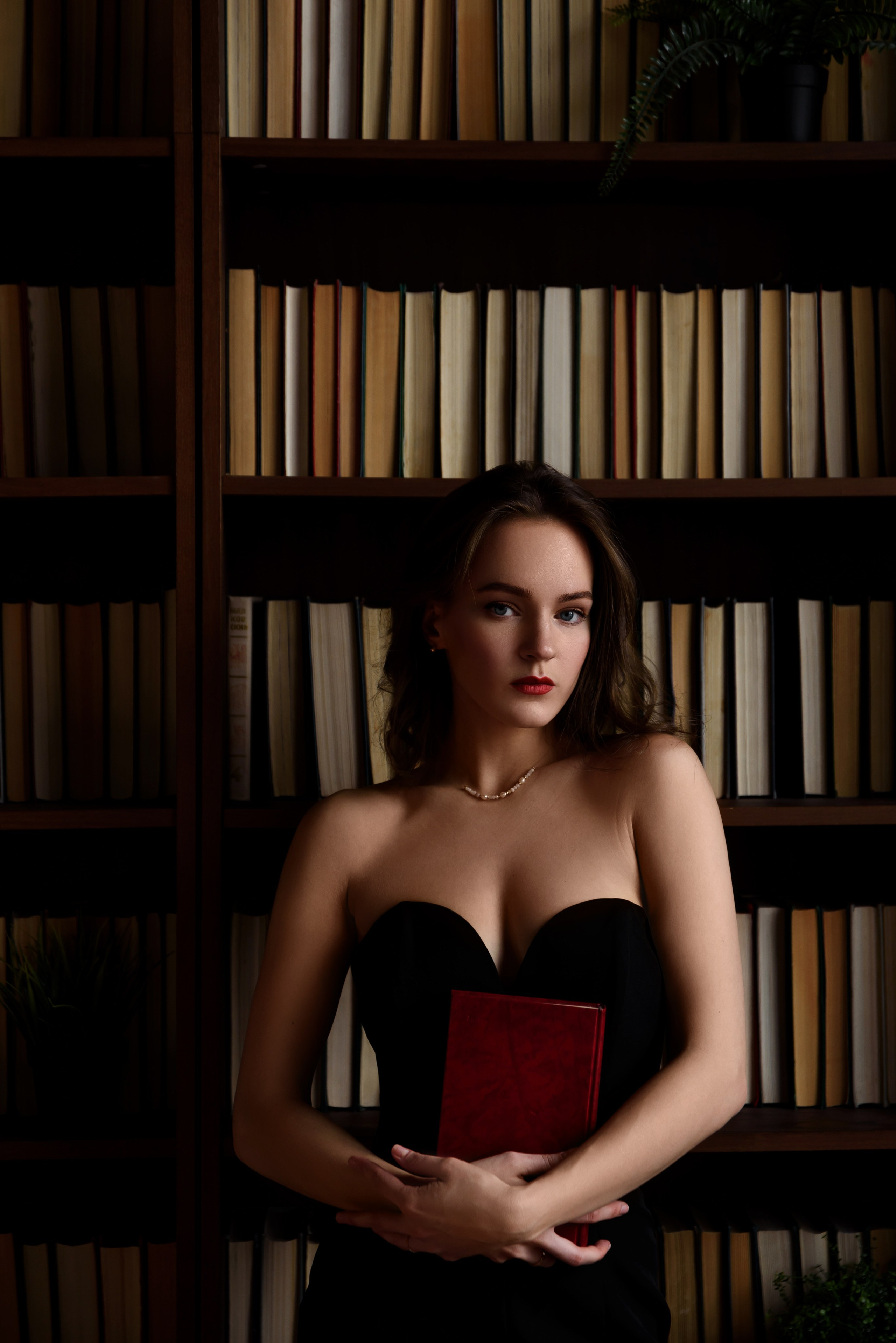 девушка на фоне книг томск фото