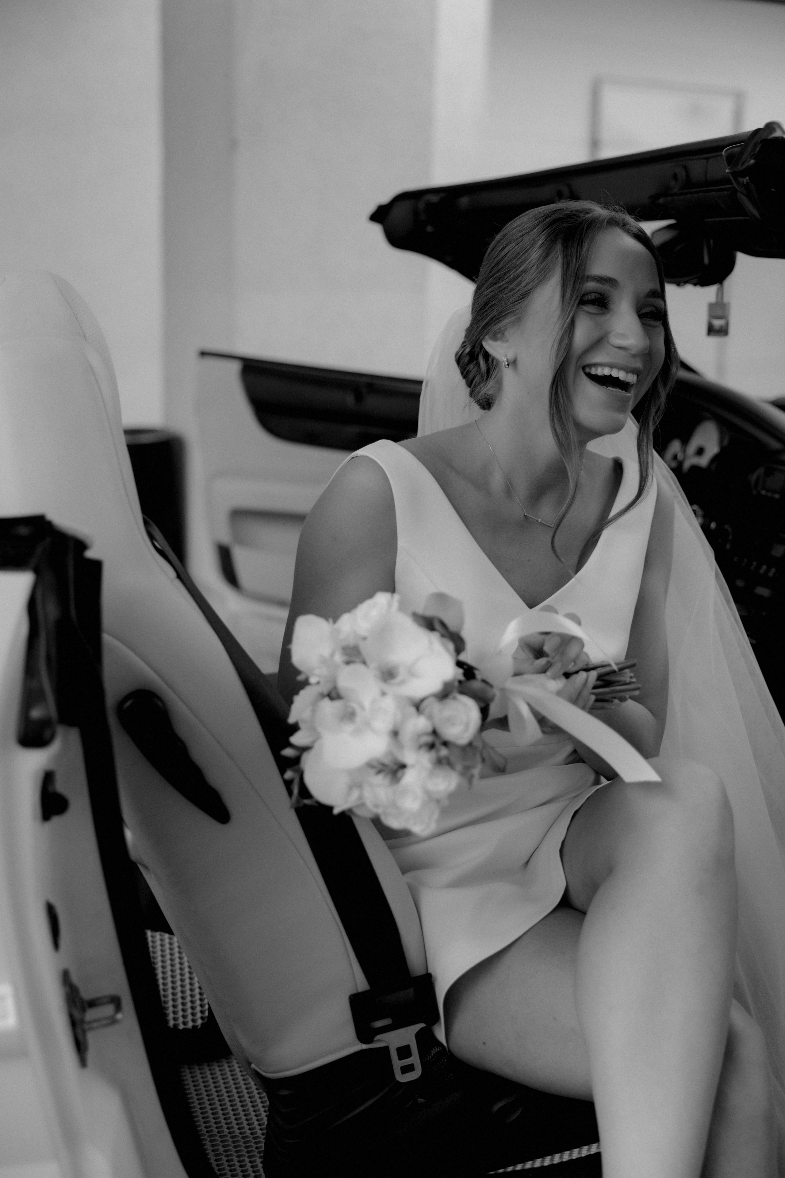 Софья и Андрей. Роспись в Суздале и фотосессия на кабриолете. Свадебный фотограф Аня Милграм