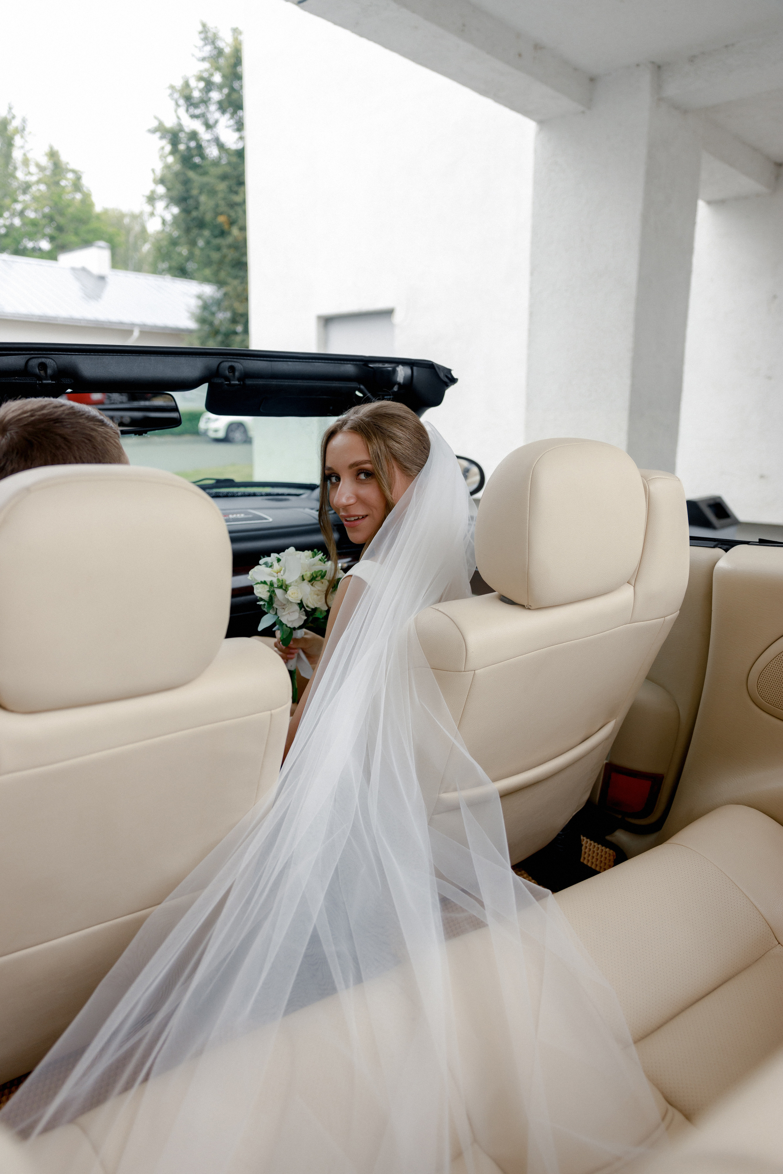 Софья и Андрей. Роспись в Суздале и фотосессия на кабриолете. Свадебный фотограф Аня Милграм