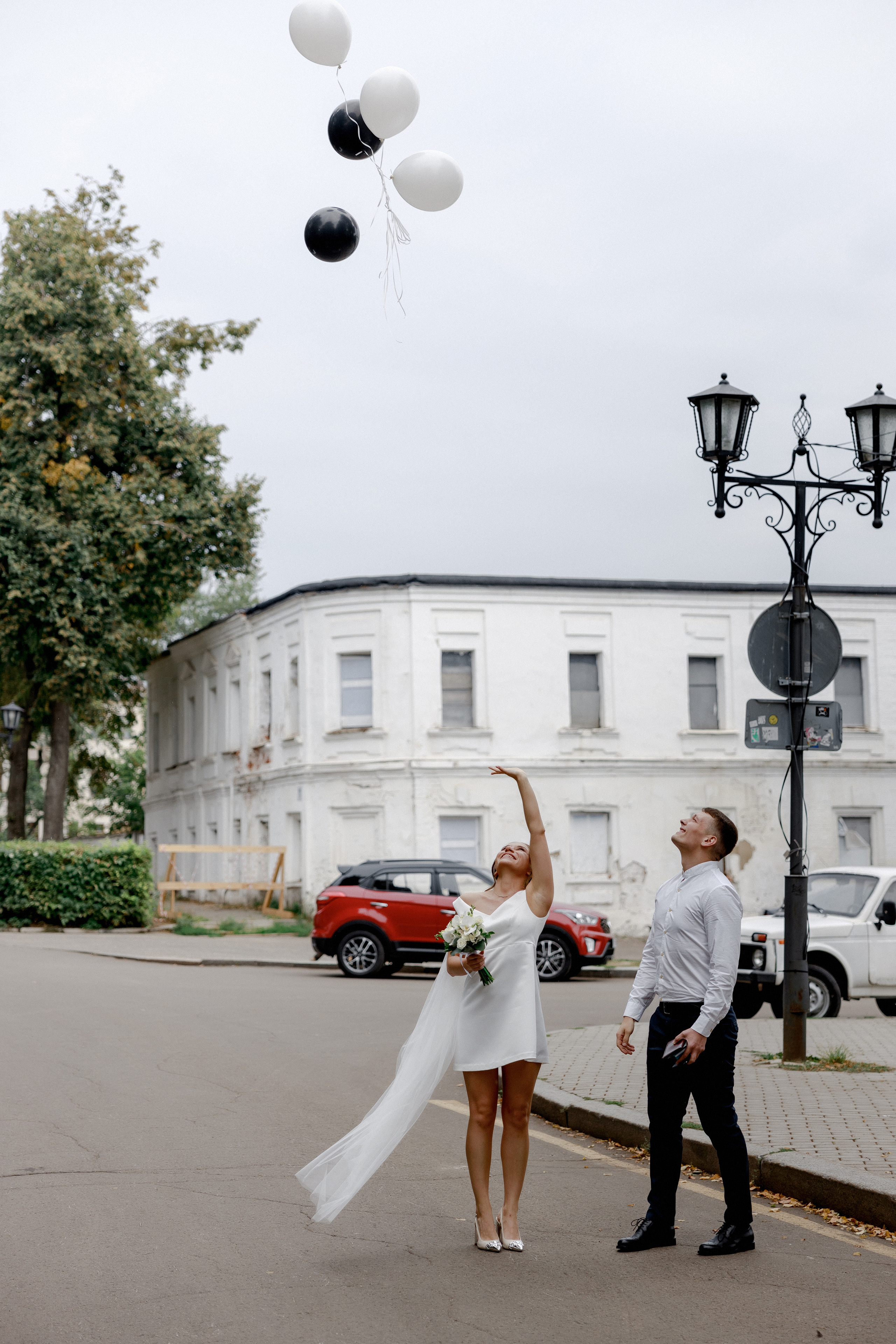 жених и невеста запускают шары в воздух