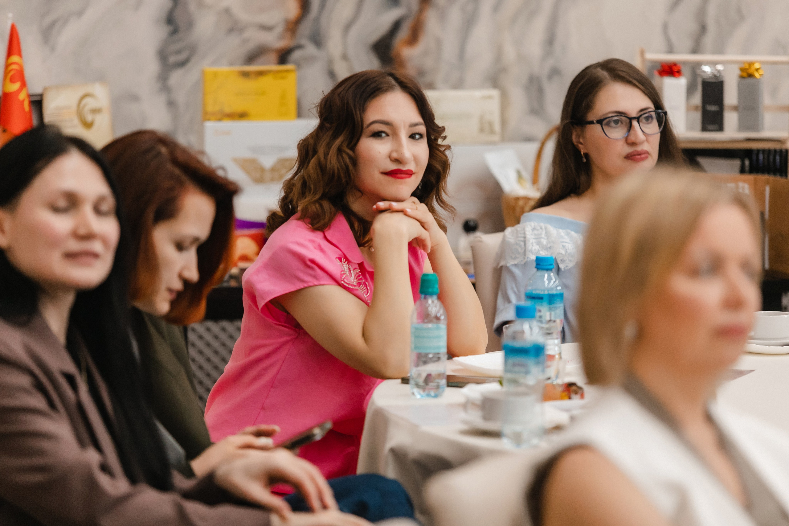 Дамский клуб 17 мая 2025. Роман Урумбаев фотограф Нижневартовск