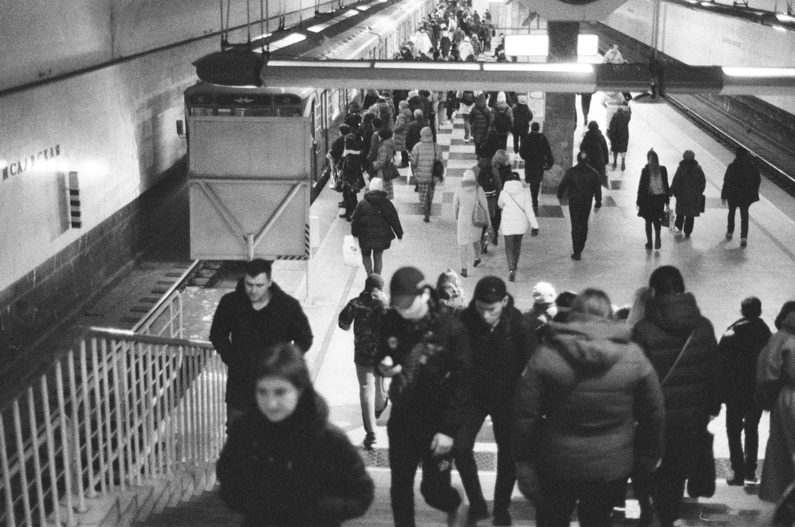 Фотосерия «Час пик»: динамика городской суеты в моменты транспортного и человеческого потока, игра света, тени и контраста в хронике городского движения. Фотограф: Ожерельев Лев