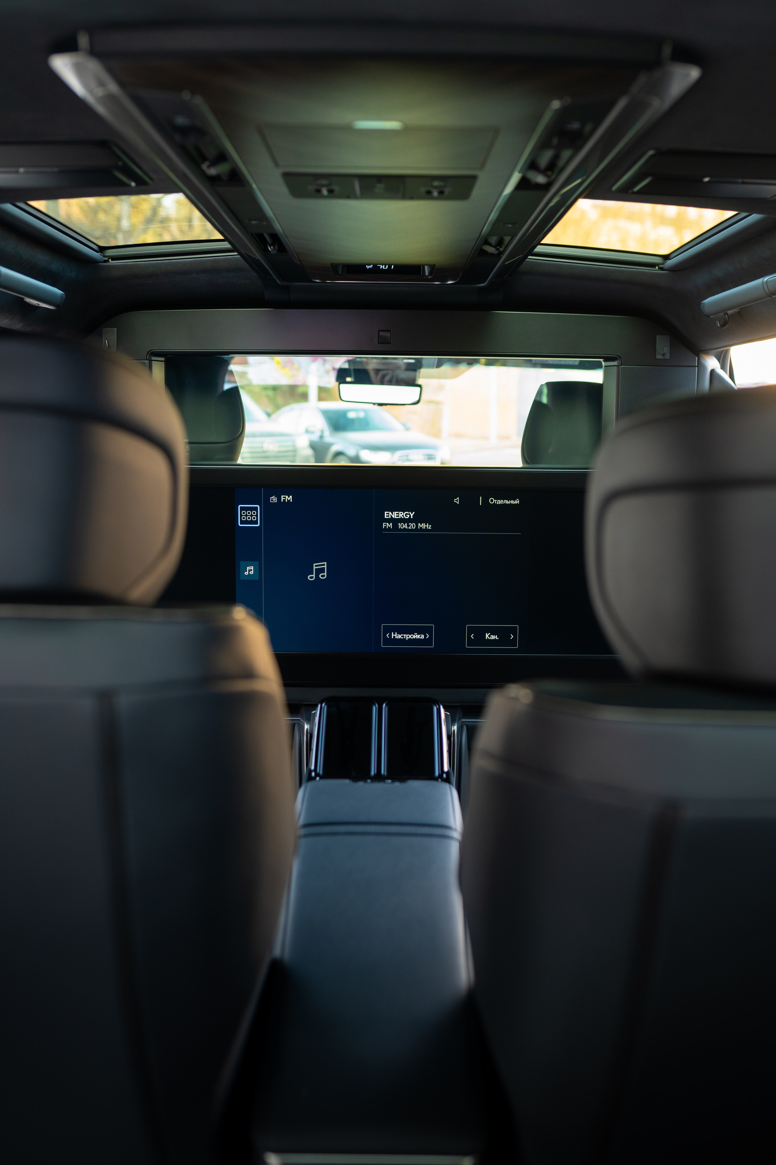 Lexus LM350h. Mirllaev