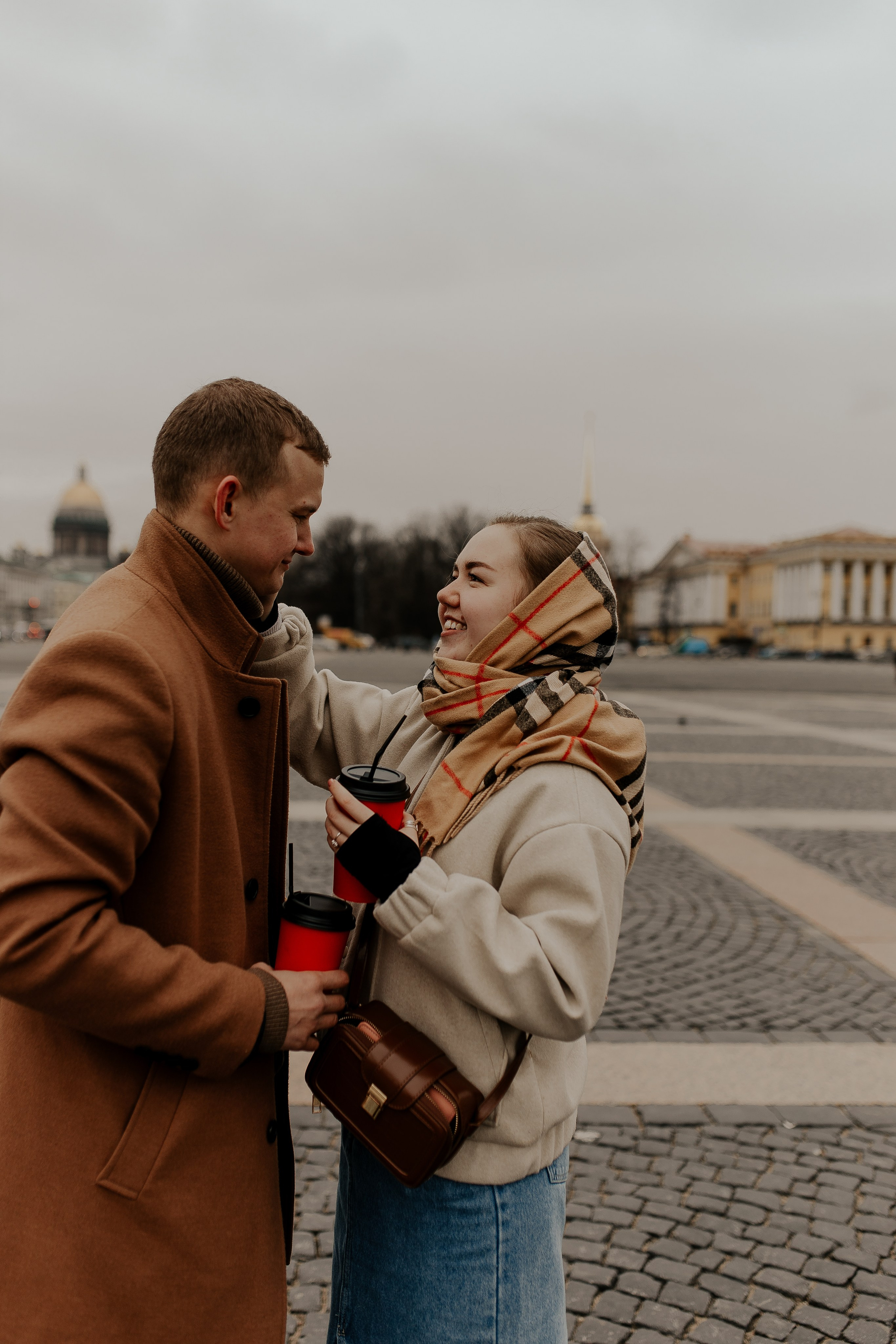 Пара гуляет по Петербургу. Фотограф в Санкт-Петербурге Лиза Семченкова