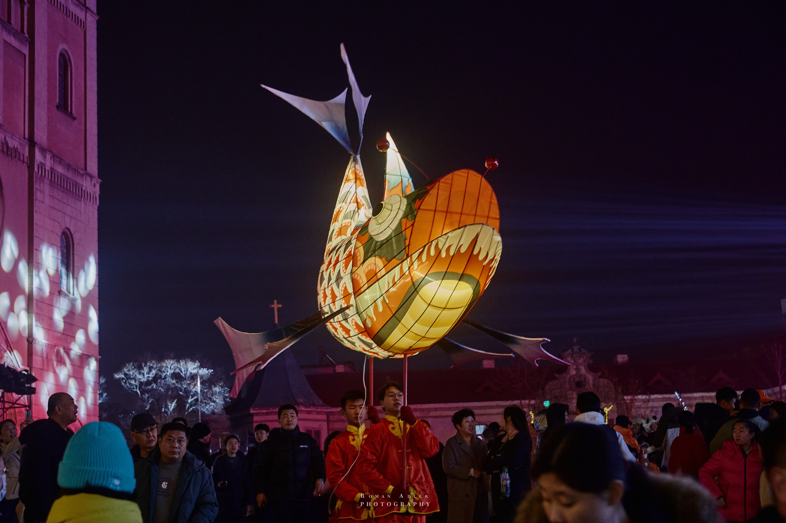 Новогоднее шествие в Циндао. Китай февраль 2024. Уличные фото Китая. Новый год и праздники в Циндао. Фотограф роман Адлер. Фотопроект Китай русский взгляд