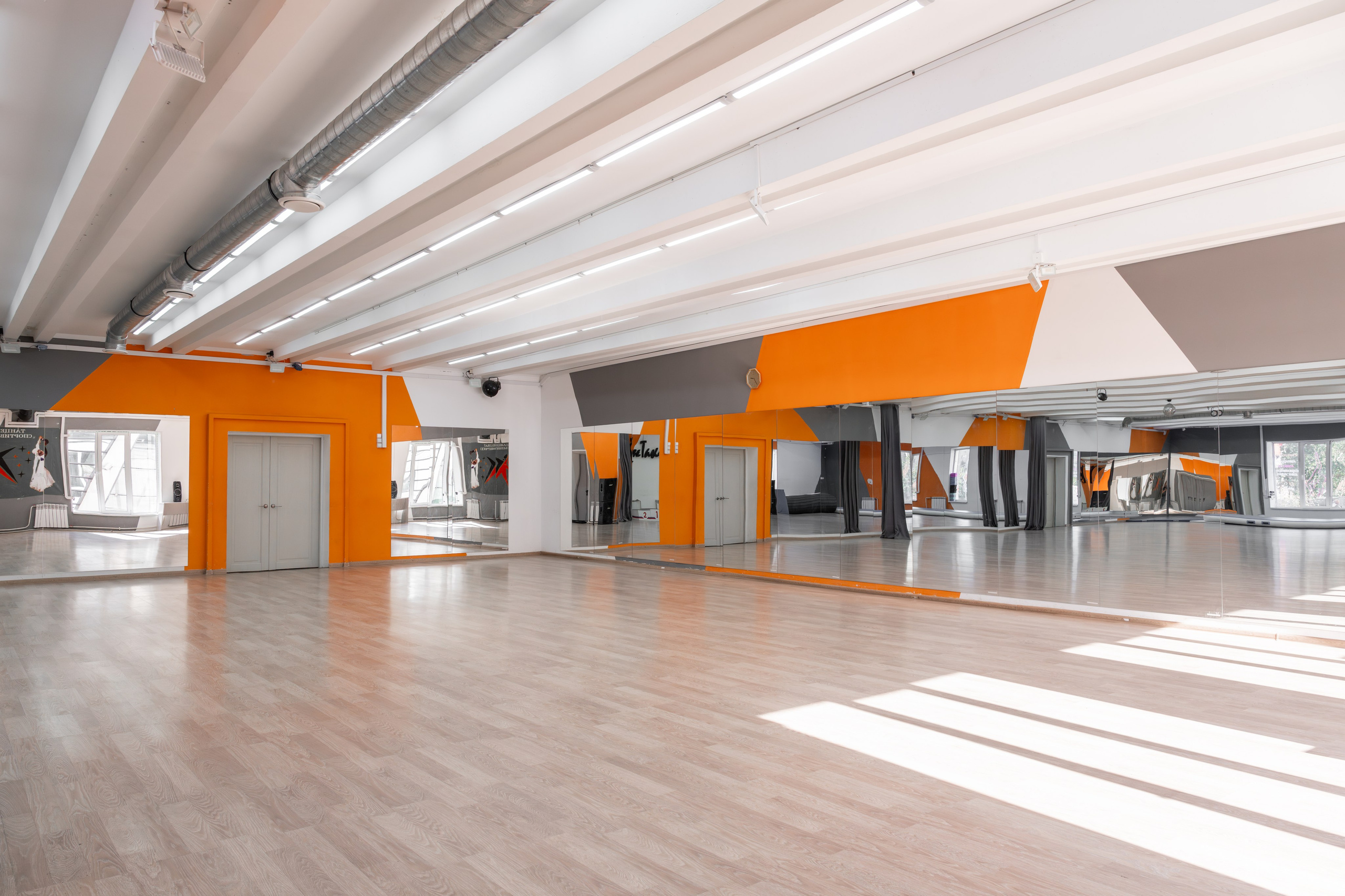 Наш зал. КонТакт — спортивные бальные танцы в Москве