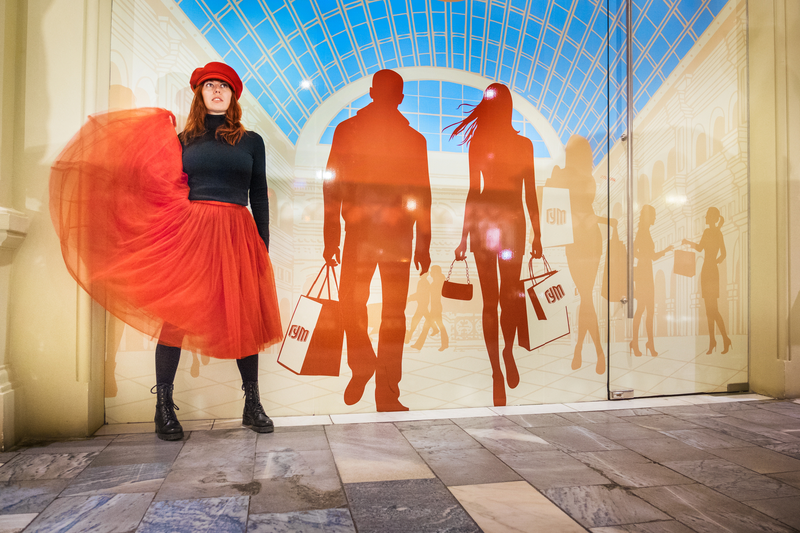 Портретная фотосессия девушки в ГУМ в красном берете и красной юбке