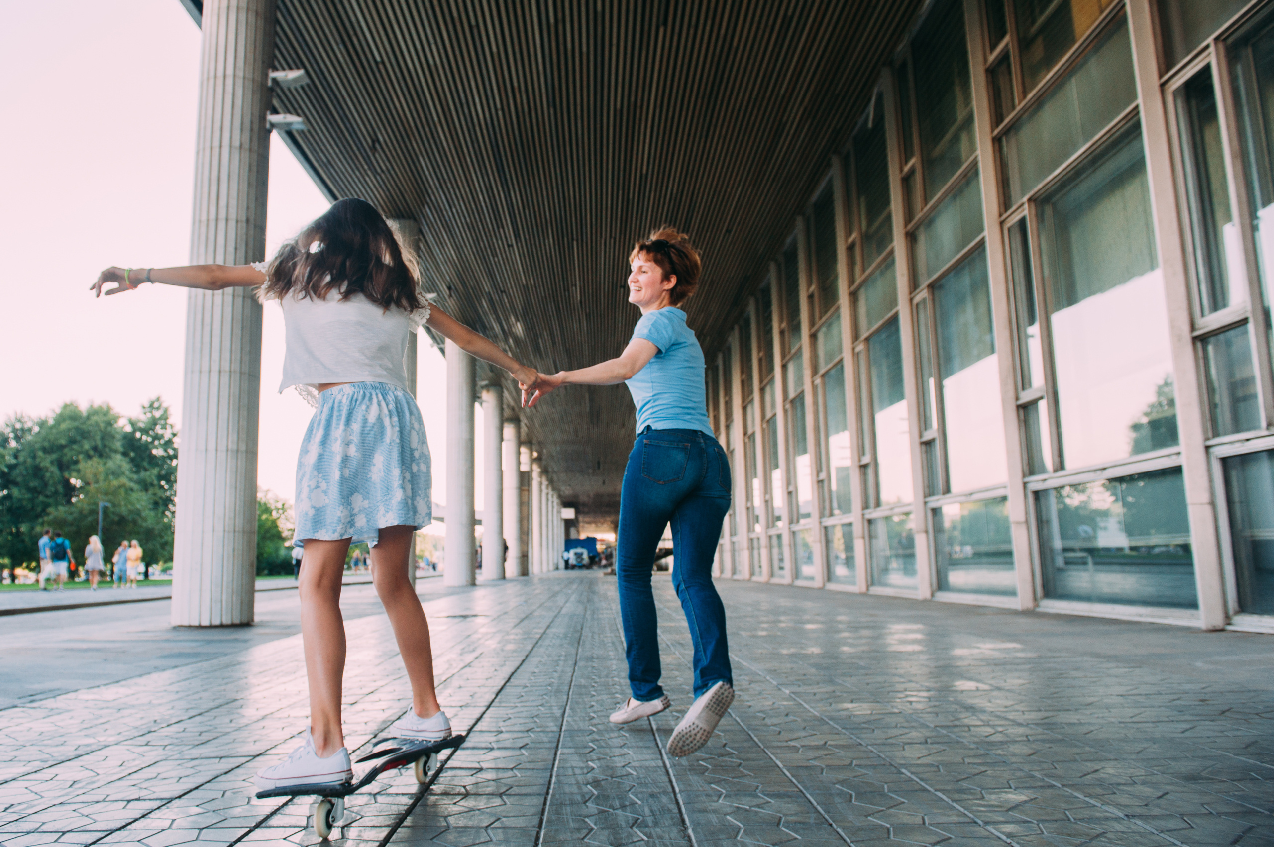 Семейная фотосессия про прогулку в парке Музеон. Семейный фотограф в Москве Елена Снегирева