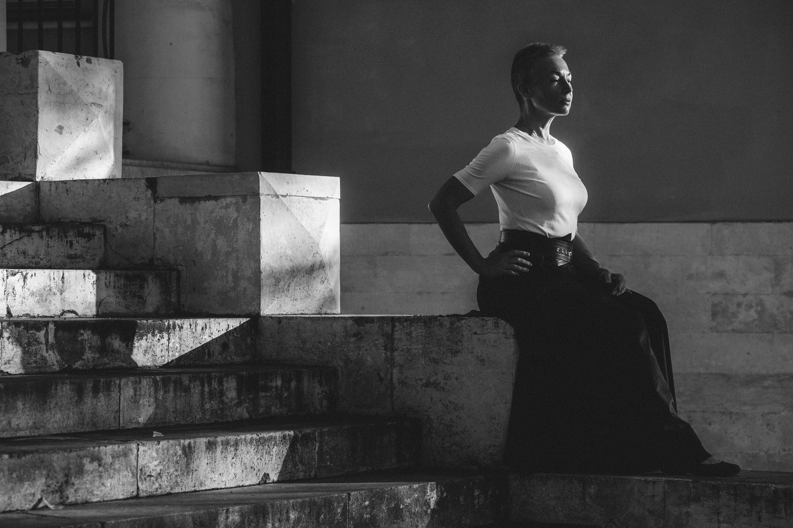 Портретная фотосессия женщины в черно-белом исполнении на ступенях каменной лестницы