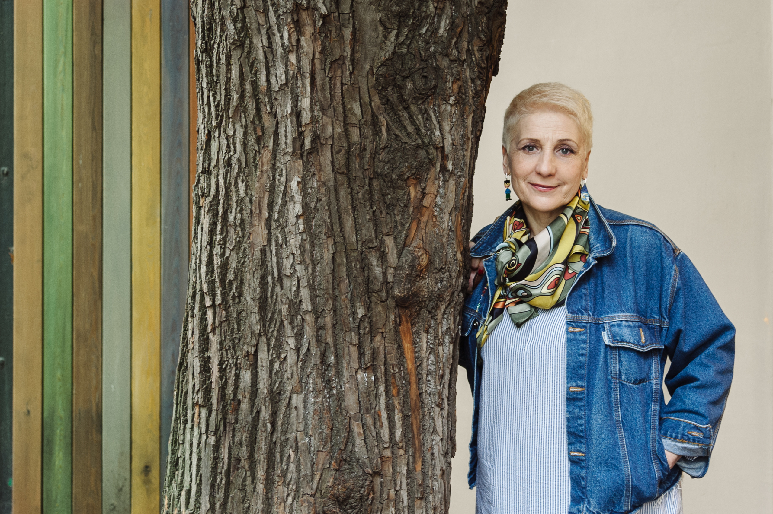 Портретная фотосессия женщины стилиста в арт-пространстве