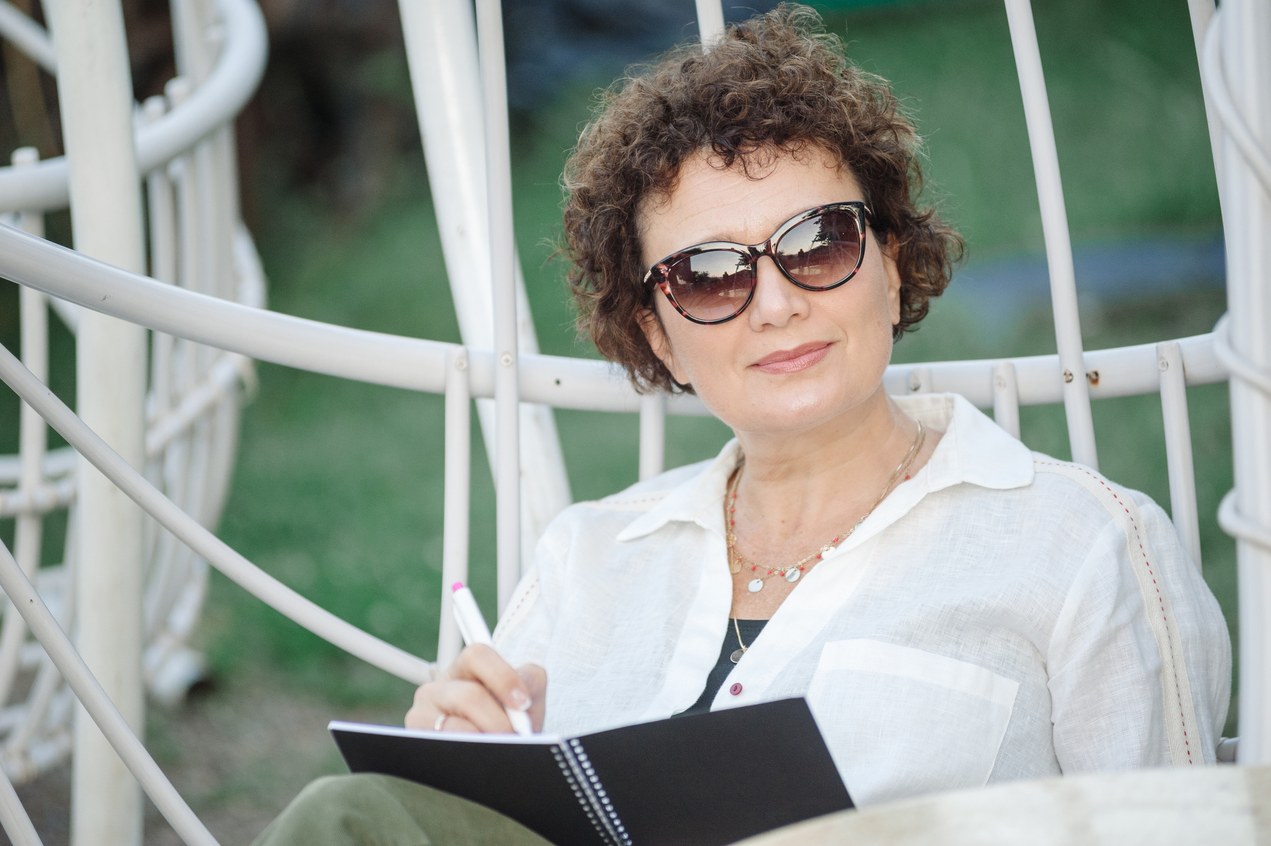 Портретная фотосессия женщины в кафе от фотографа Елена Снегирева