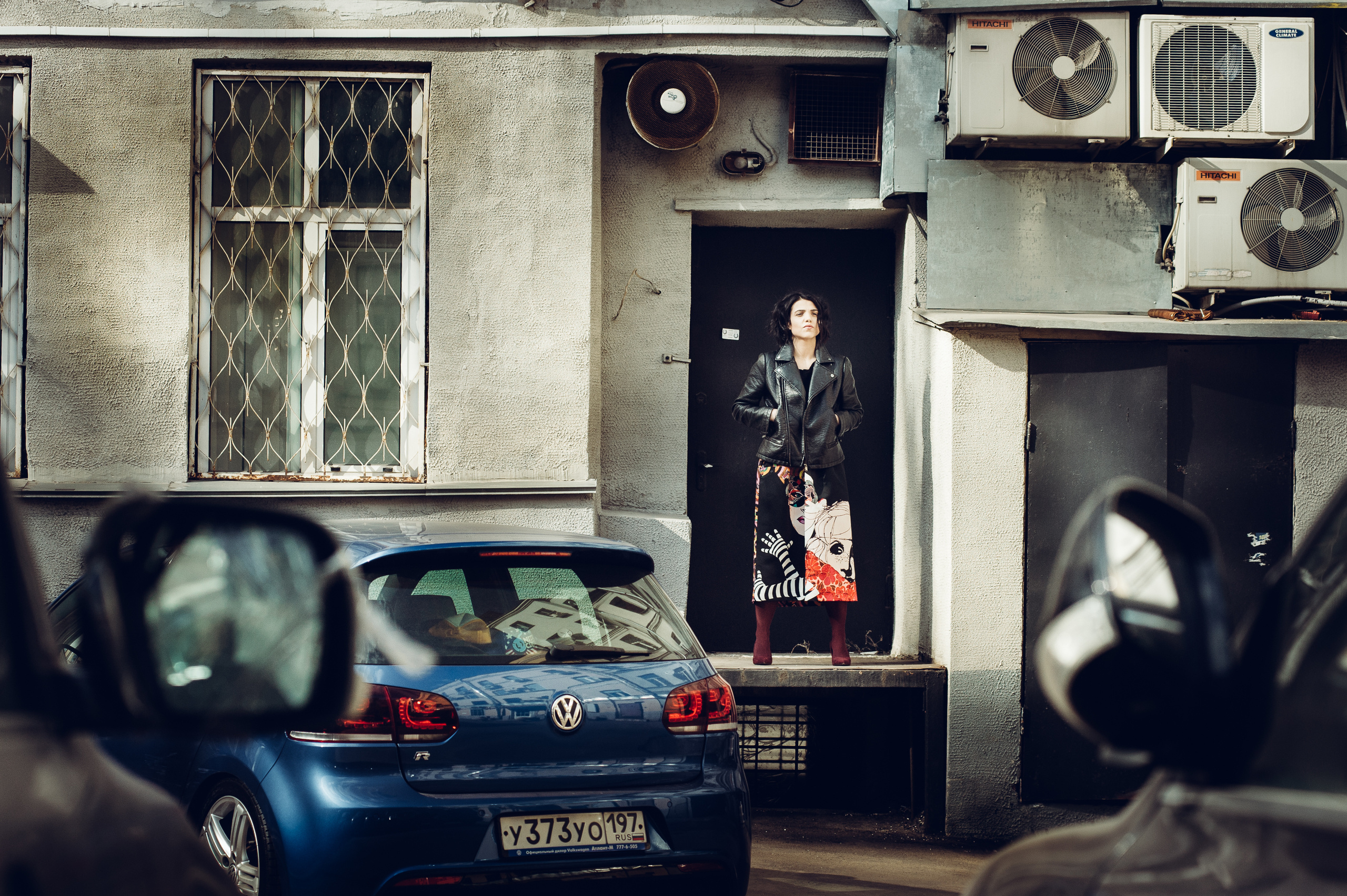 Портретная фотосессия девушки во дворе