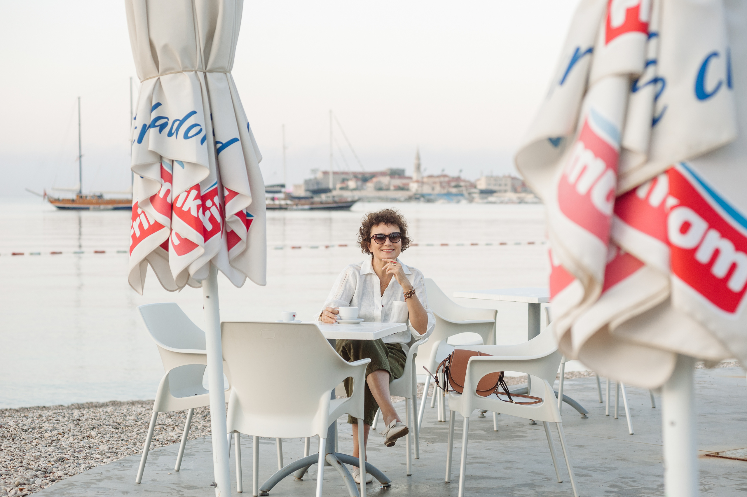 Портретная фотосессия женщины в кафе в городе Будва