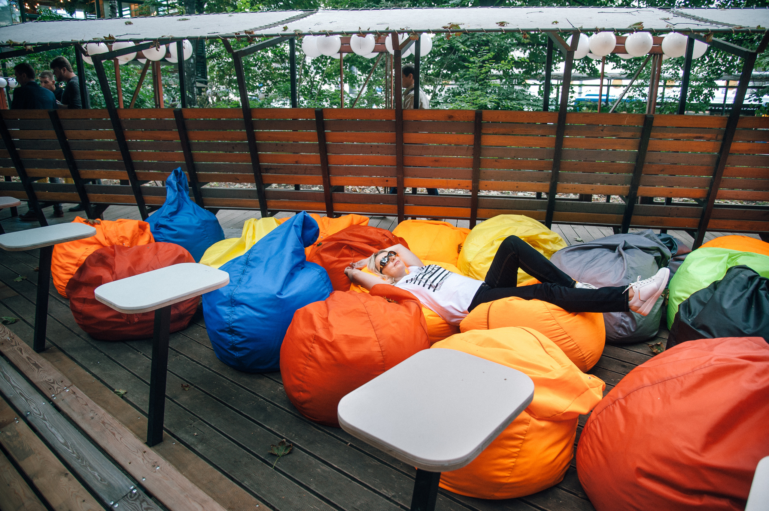 Портретная фотосессия девушки на мягких пуфах