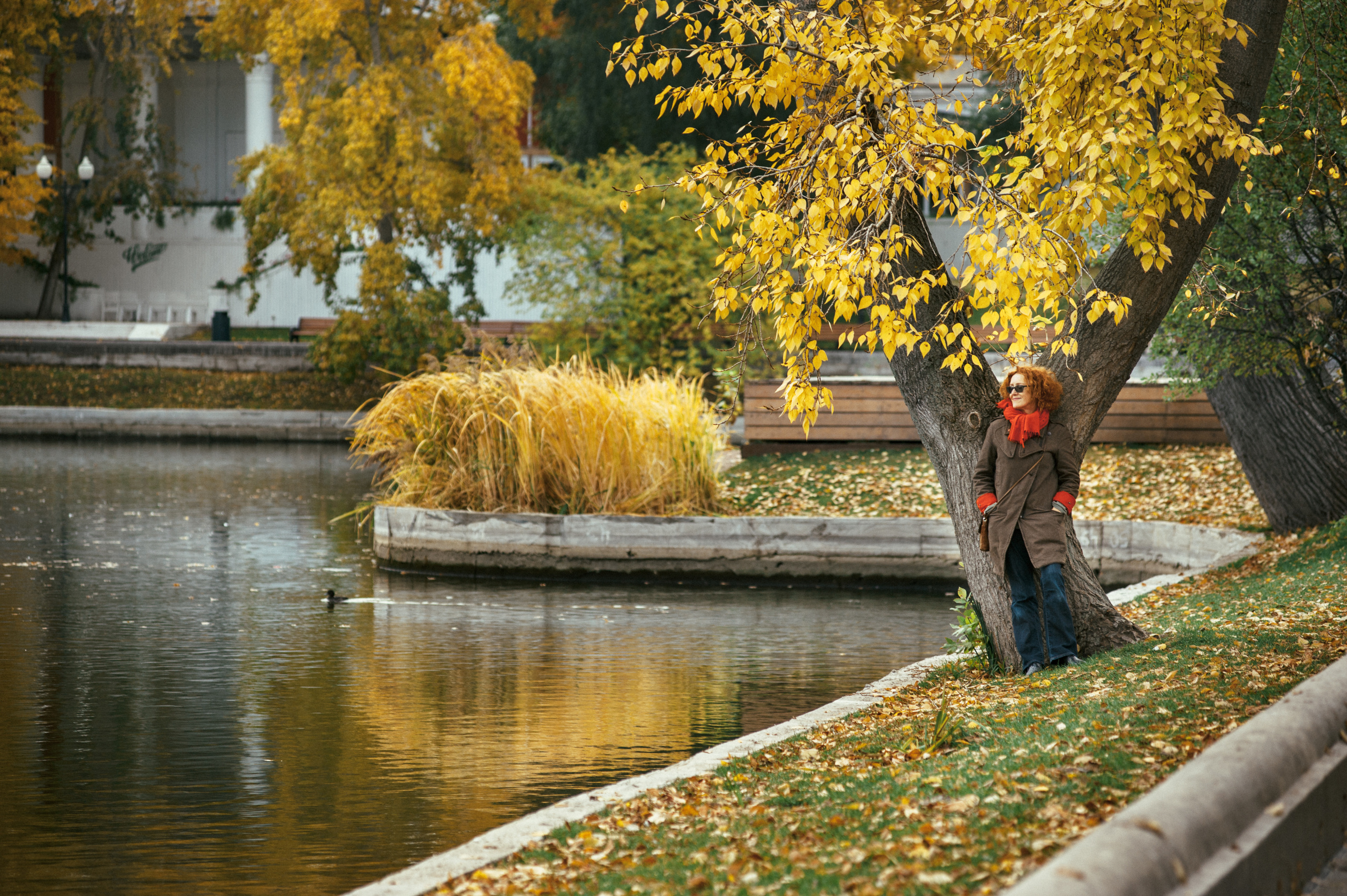 Осенняя портретная фотосессия женщины в парке Горького
