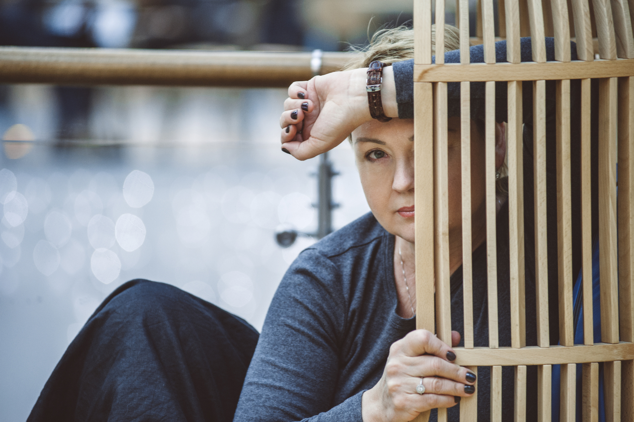 Портретная фотосессия женщины психолога в кресле