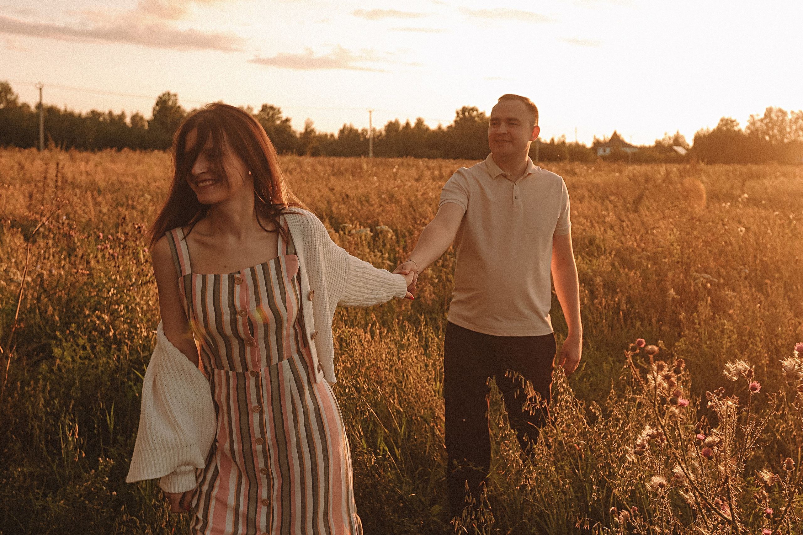 Поле love story на закате. Семейный фотограф Тюмень, фотограф на роды Салмина Мария