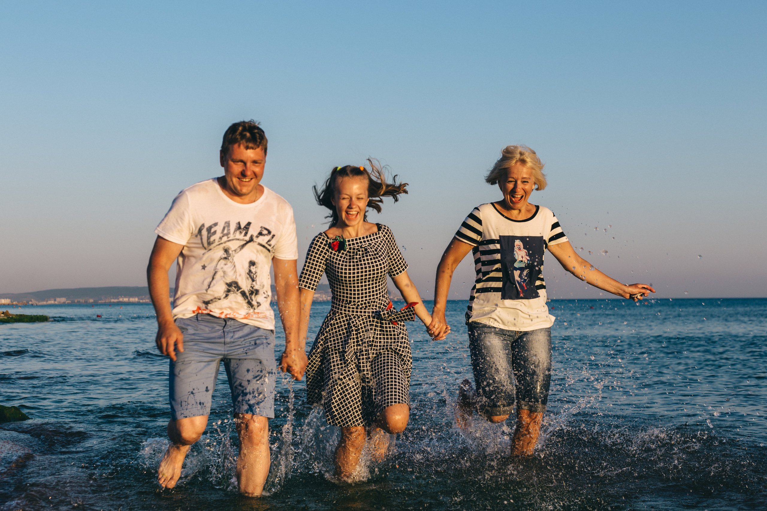 Вечерняя прогулка вдоль берега моря. Семейный фотограф, свадебный фотограф, детский фотограф в Краснодаре А