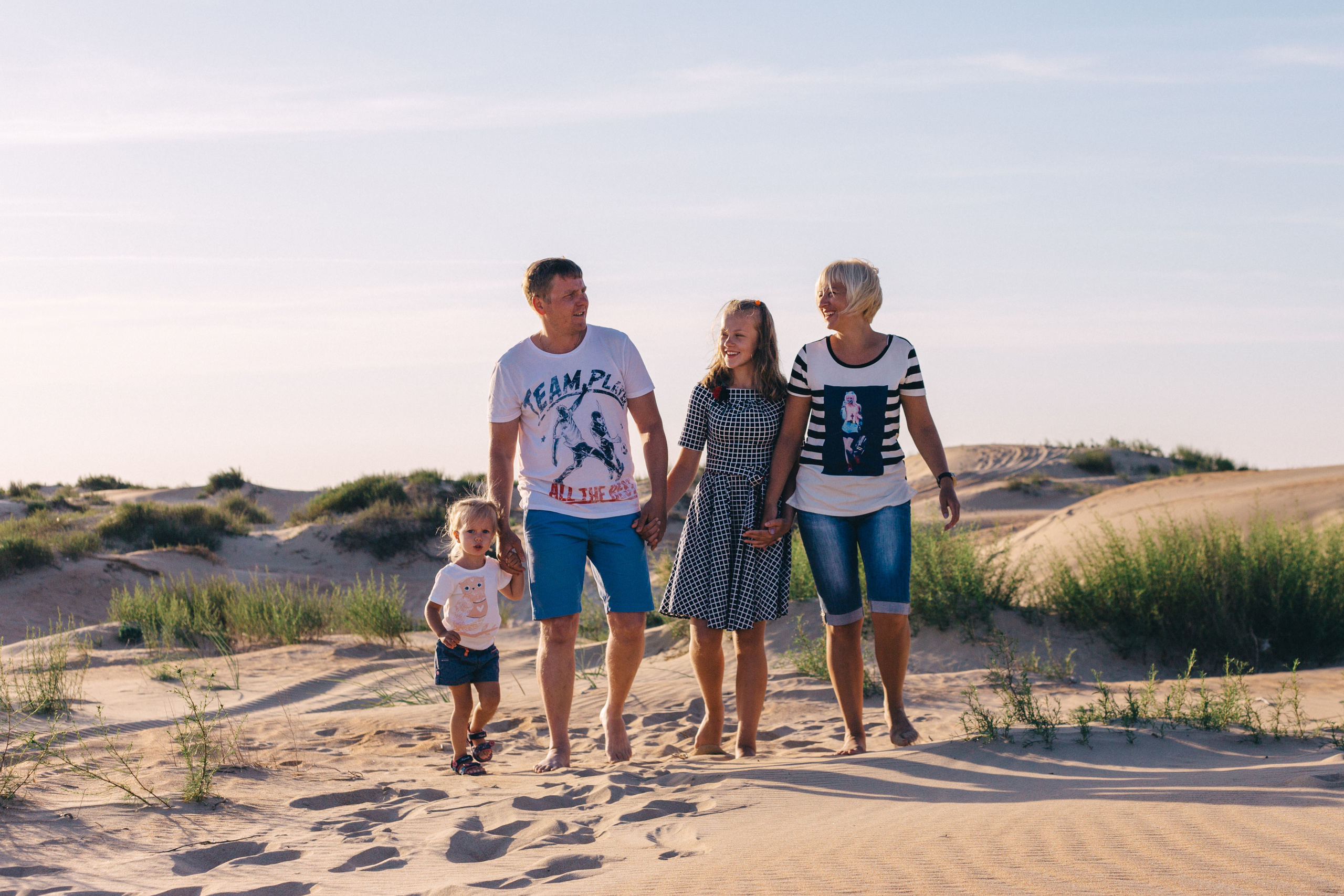 Вечерняя прогулка вдоль берега моря. Семейный фотограф, свадебный фотограф, детский фотограф в Краснодаре А