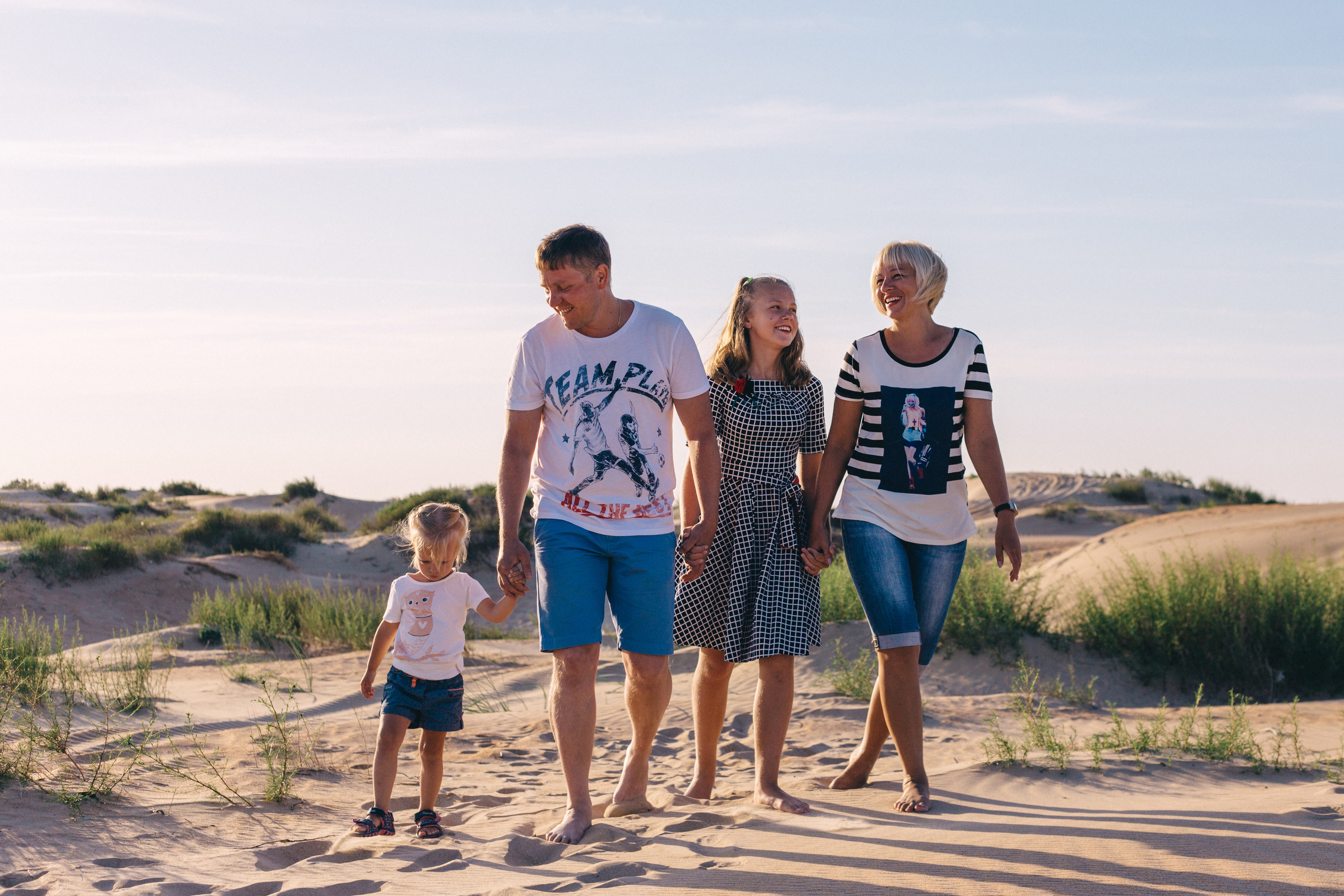 Вечерняя прогулка вдоль берега моря. Семейный фотограф, свадебный фотограф, детский фотограф в Краснодаре А